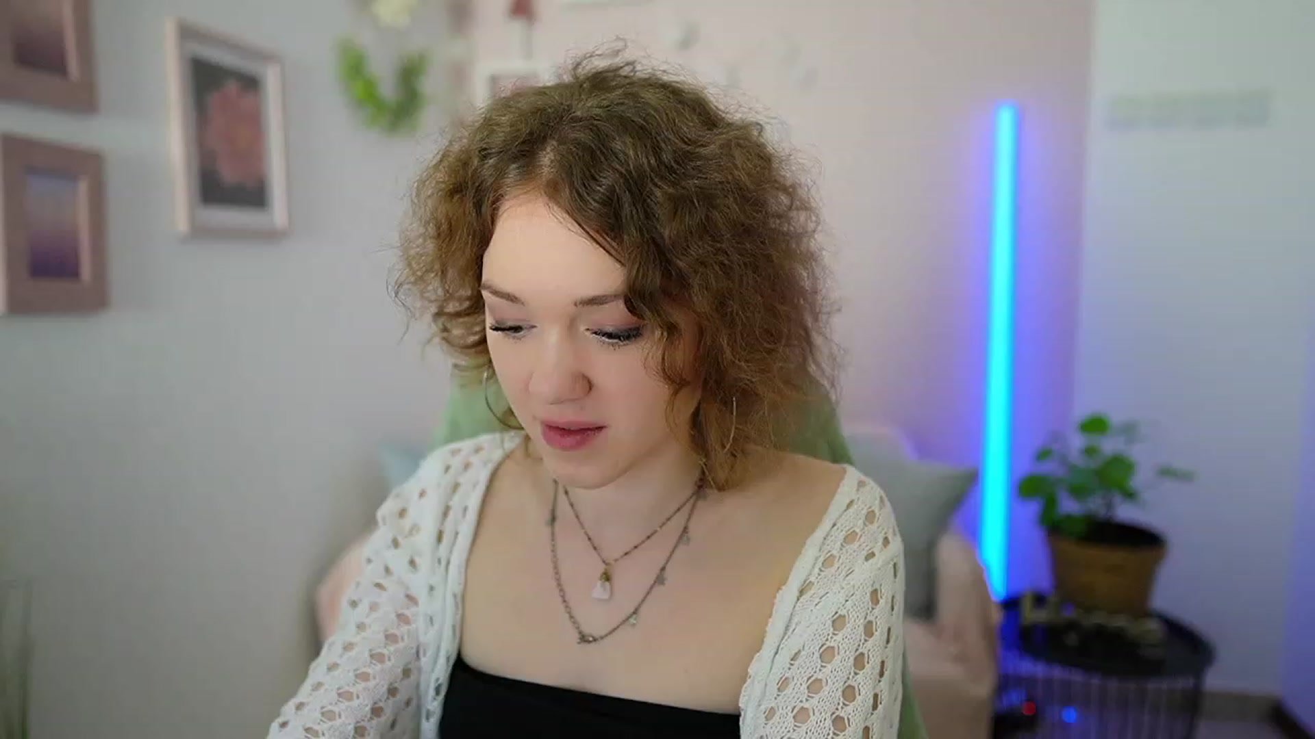 Gallery image thumbnail from Eva_grey18's myfreecams stream on, 03/11/2024, 21:56 image 9 of 20