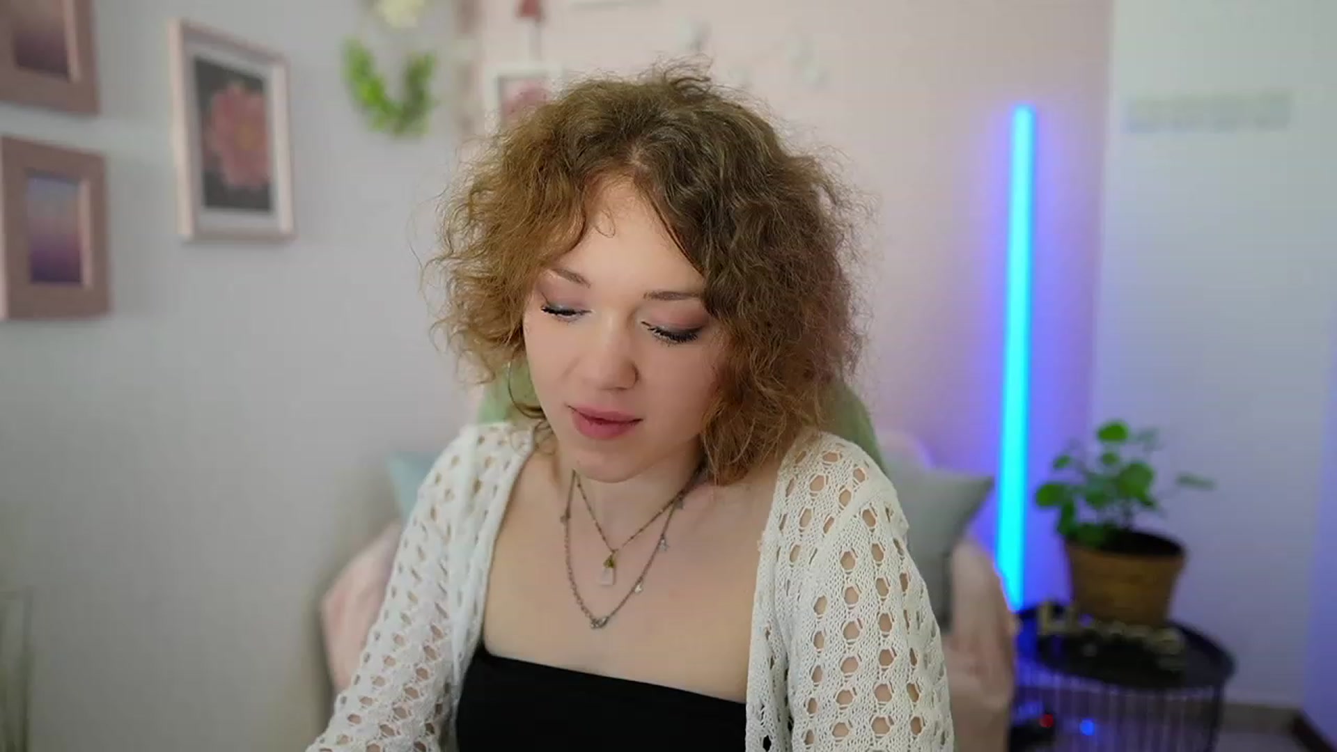 Gallery image thumbnail from Eva_grey18's myfreecams stream on, 03/11/2024, 21:56 image 15 of 20