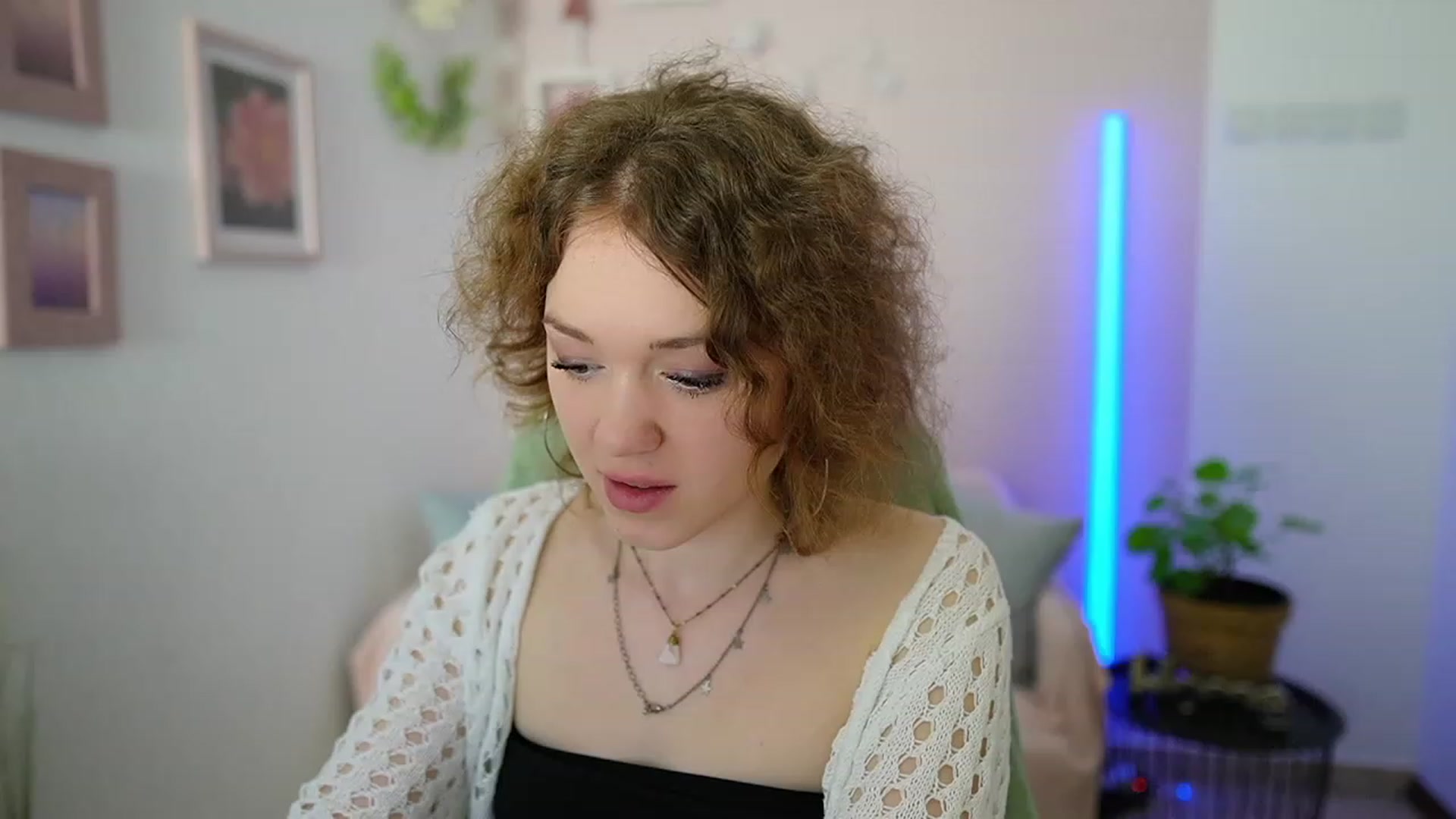 Gallery image thumbnail from Eva_grey18's myfreecams stream on, 03/11/2024, 21:56 image 10 of 20