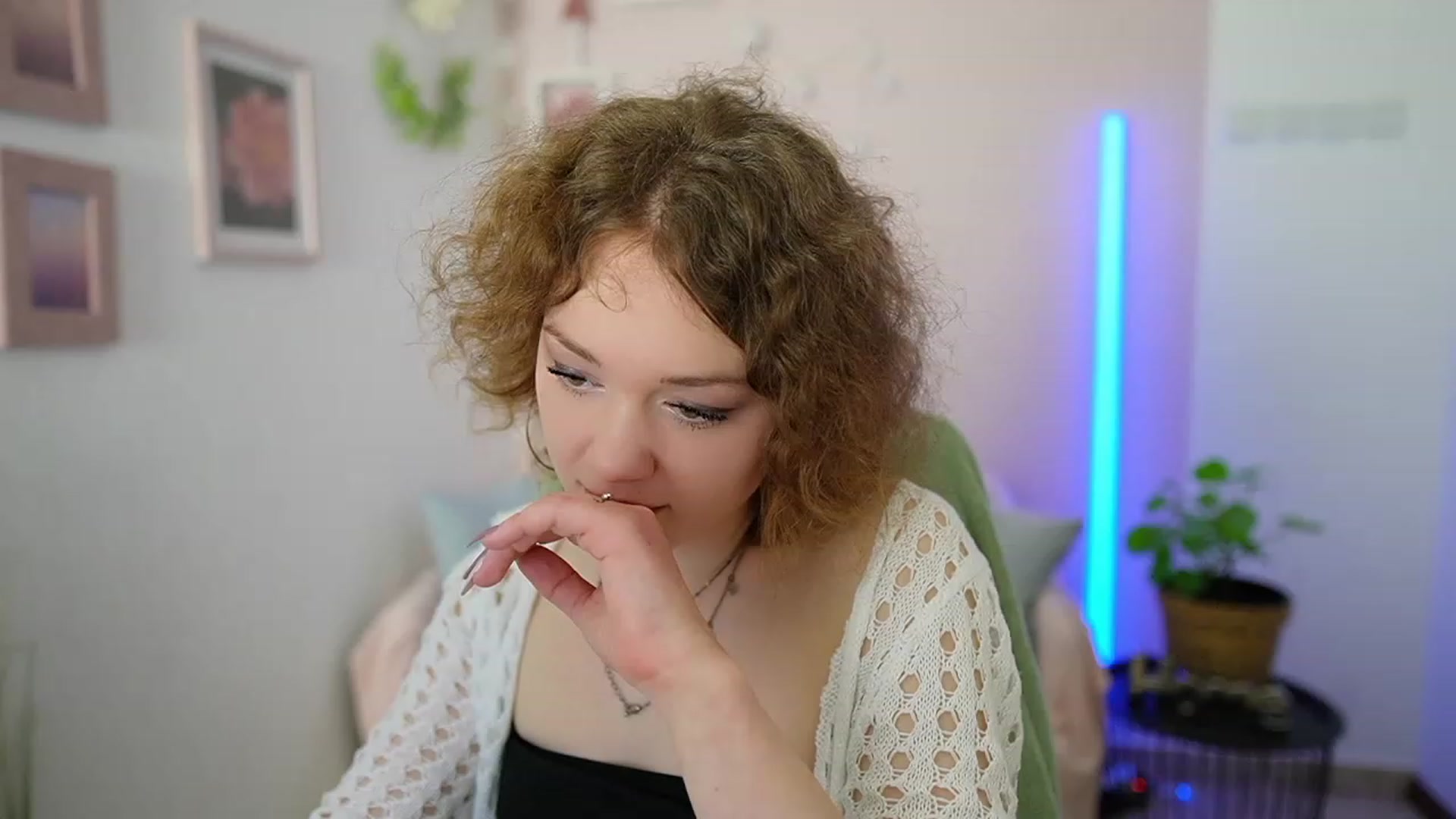 Gallery image thumbnail from Eva_grey18's myfreecams stream on, 03/11/2024, 21:56 image 13 of 20