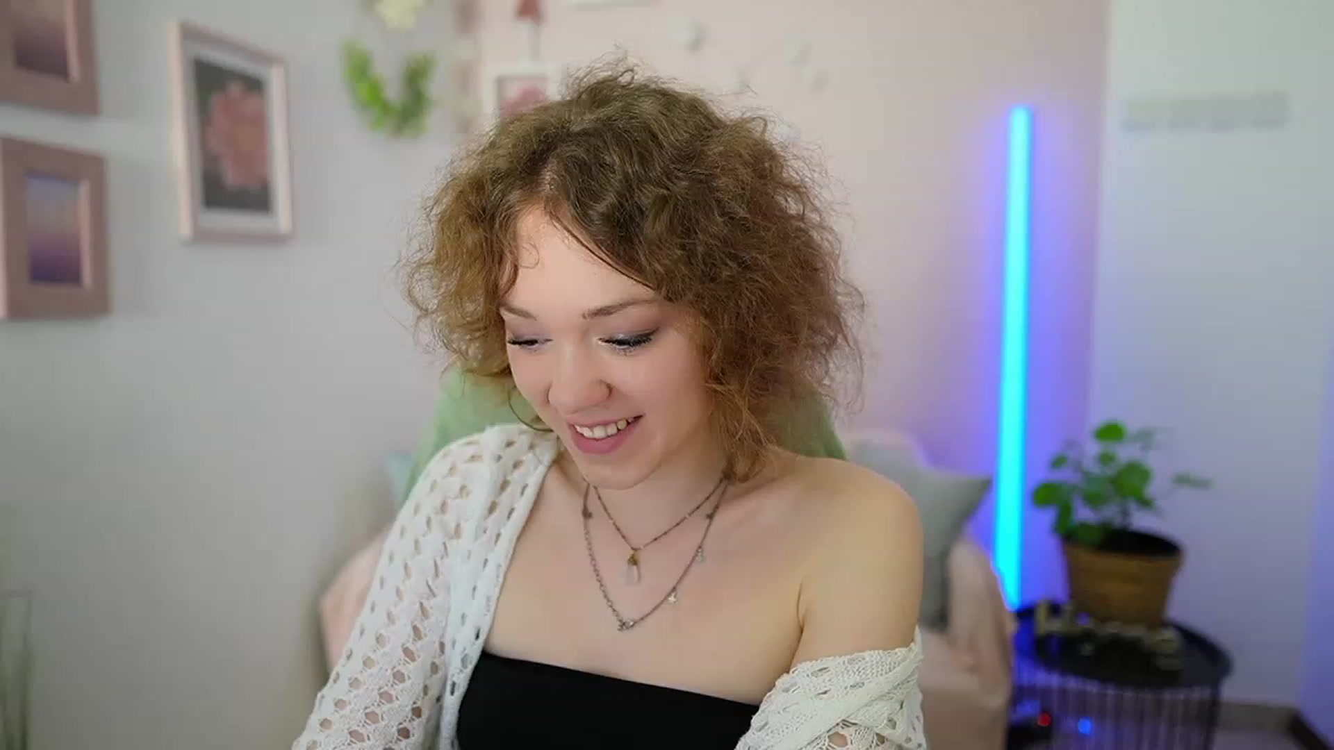 Gallery image thumbnail from Eva_grey18's myfreecams stream on, 03/11/2024, 21:56 image 17 of 20