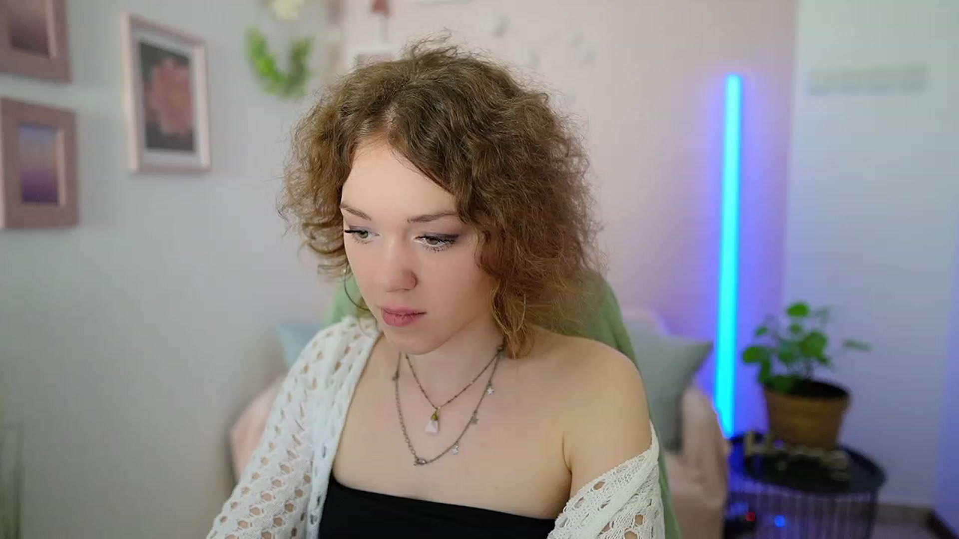 Gallery image thumbnail from Eva_grey18's myfreecams stream on, 03/11/2024, 21:56 image 7 of 20