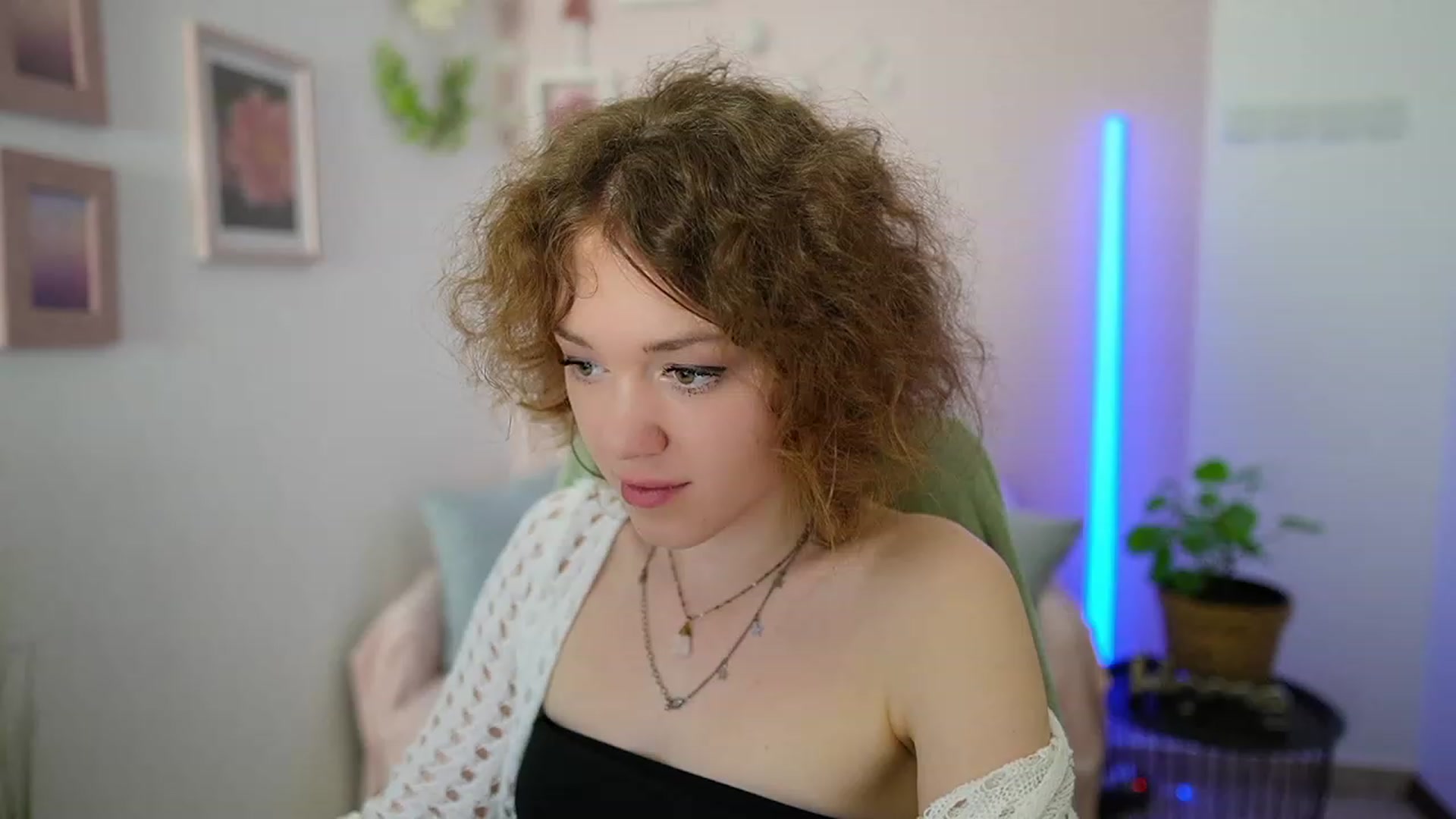 Gallery image thumbnail from Eva_grey18's myfreecams stream on, 03/11/2024, 21:56 image 18 of 20