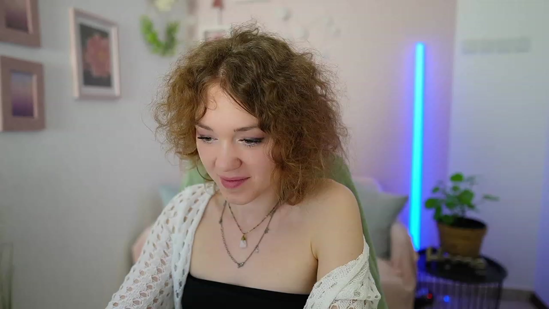 Gallery image thumbnail from Eva_grey18's myfreecams stream on, 03/11/2024, 21:56 image 16 of 20
