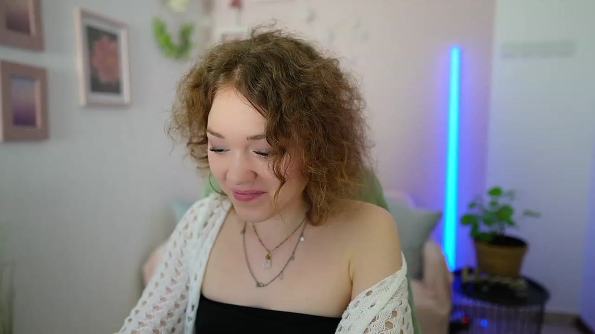 Gallery image thumbnail from Eva_grey18's myfreecams stream on, 03/11/2024, 21:56 image 8 of 20