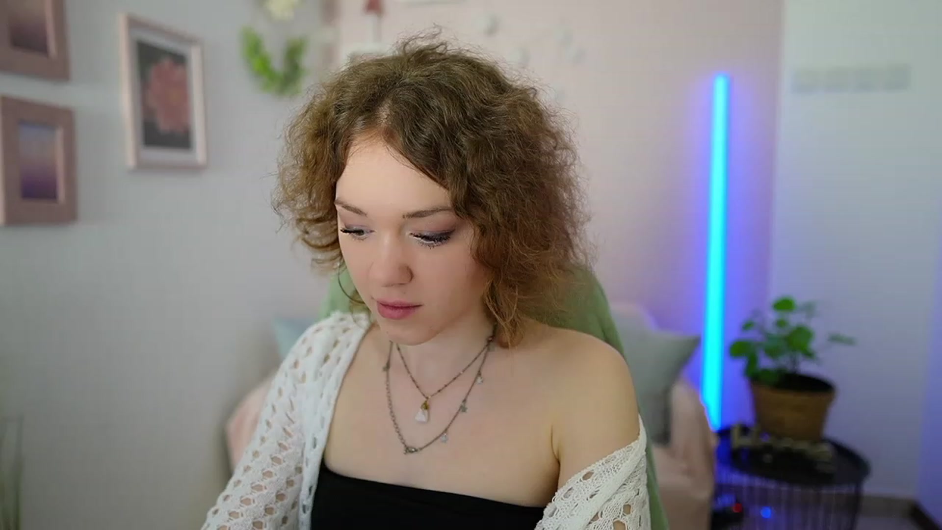 Gallery image thumbnail from Eva_grey18's myfreecams stream on, 03/11/2024, 21:56 image 6 of 20