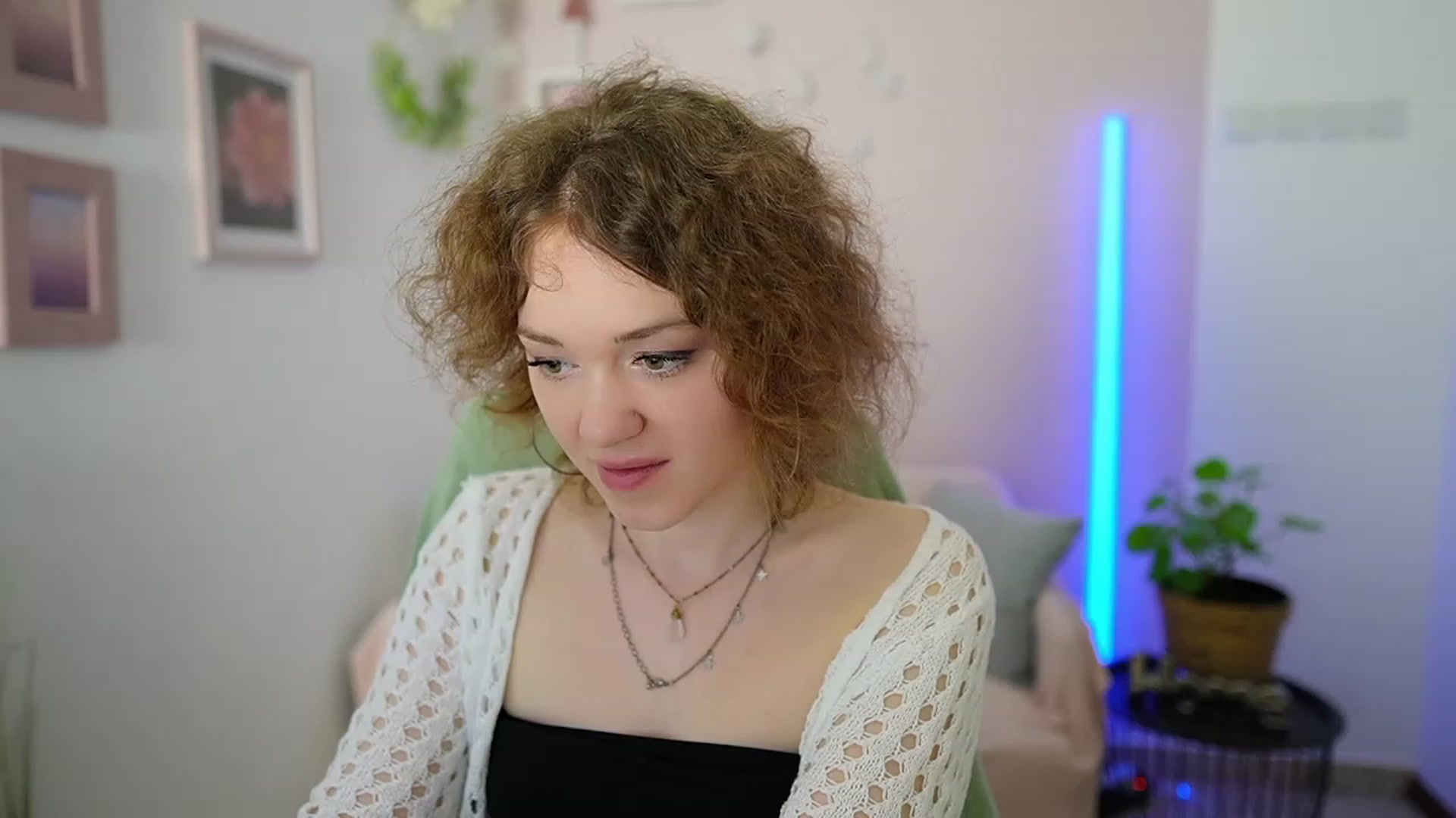 Gallery image thumbnail from Eva_grey18's myfreecams stream on, 03/11/2024, 21:56 image 14 of 20