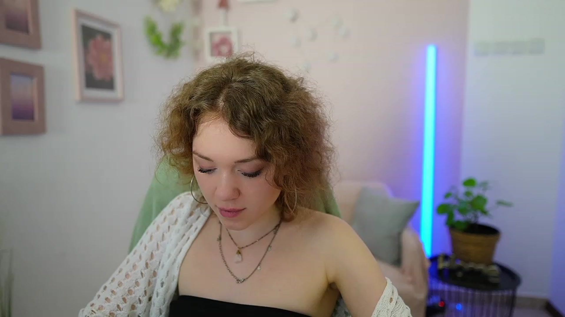 Gallery image thumbnail from Eva_grey18's myfreecams stream on, 03/11/2024, 23:05 image 3 of 20