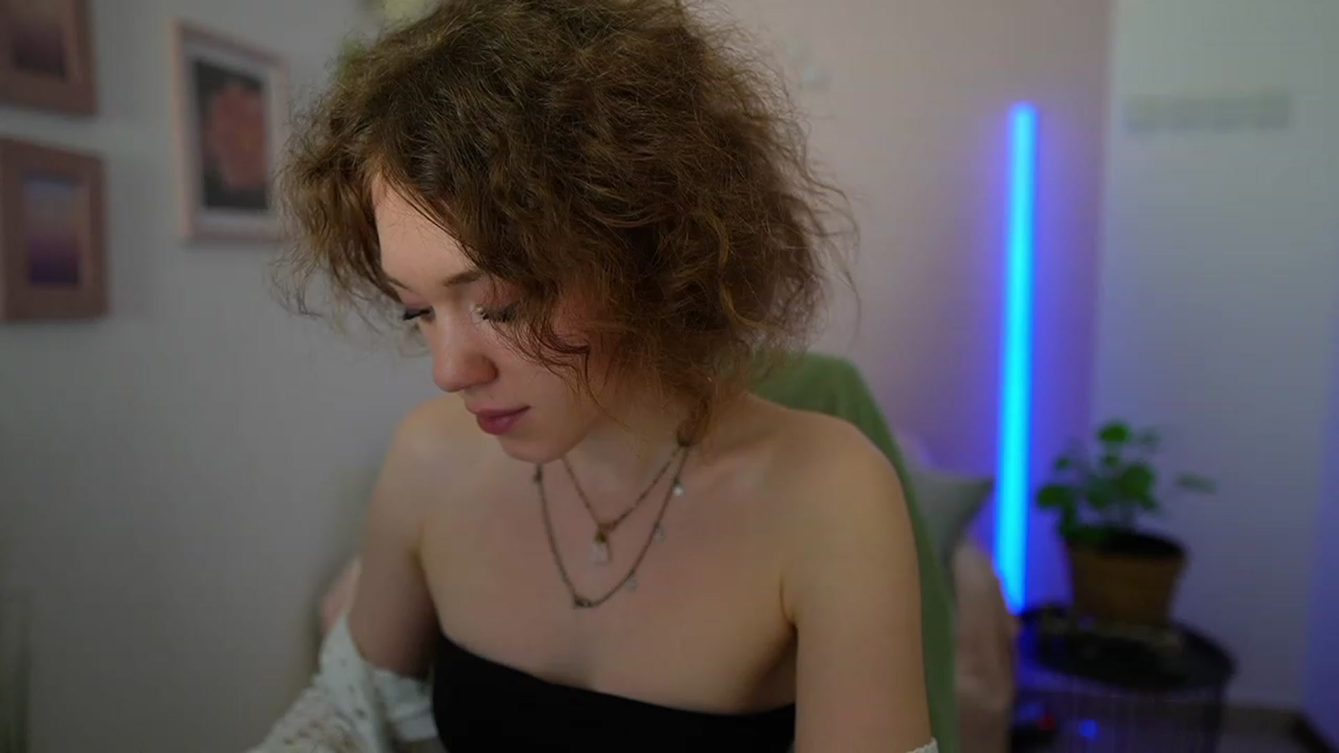 Gallery image thumbnail from Eva_grey18's myfreecams stream on, 03/11/2024, 23:05 image 13 of 20