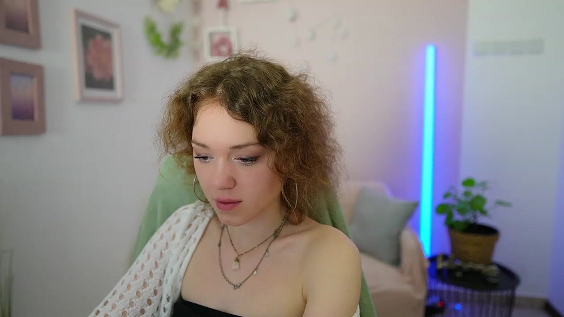 Gallery image thumbnail from Eva_grey18's myfreecams stream on, 03/11/2024, 23:05 image 4 of 20