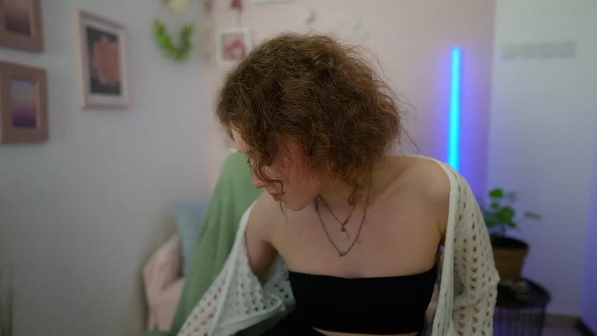 Gallery image thumbnail from Eva_grey18's myfreecams stream on, 03/11/2024, 23:05 image 8 of 20