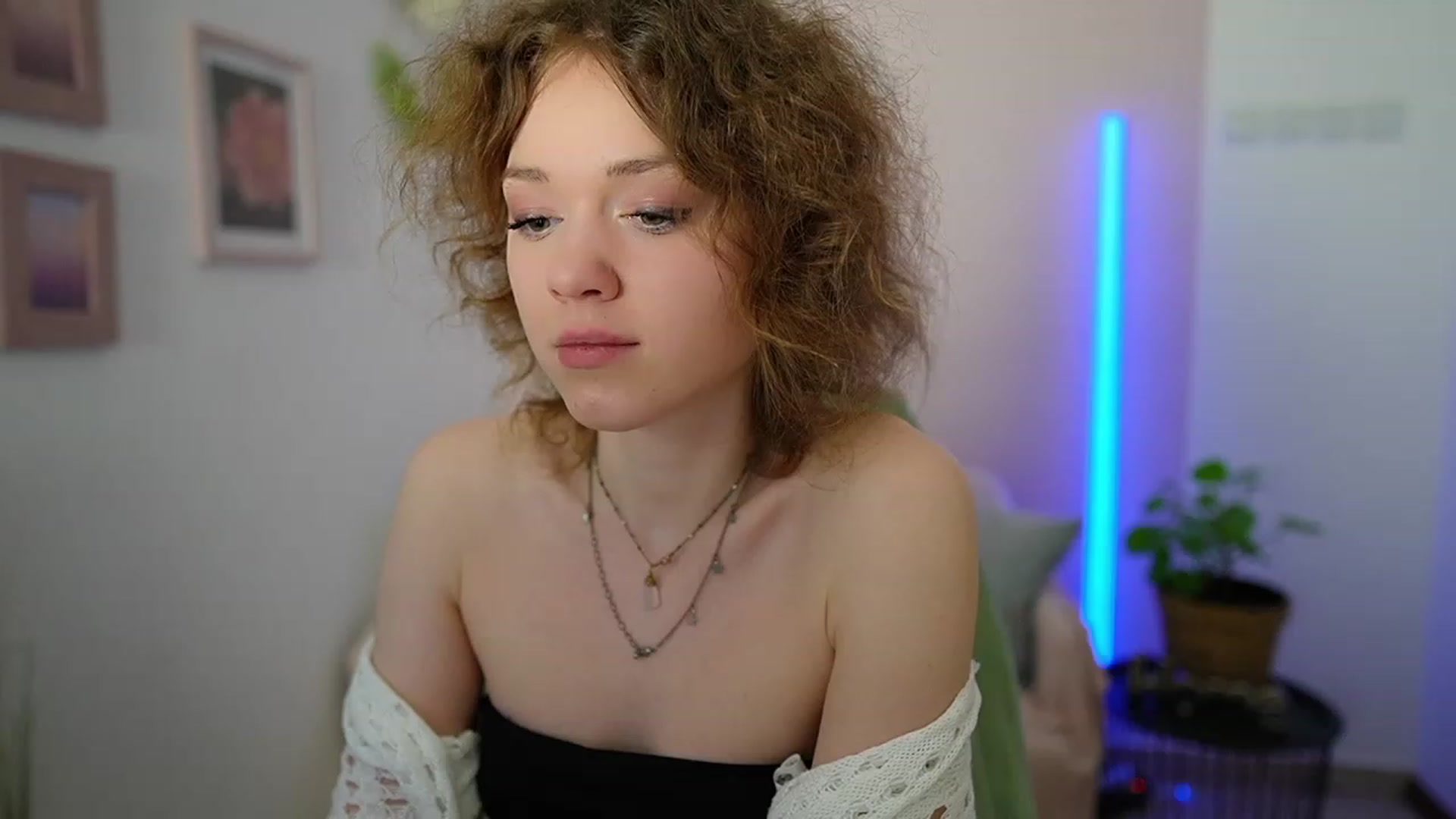 Gallery image thumbnail from Eva_grey18's myfreecams stream on, 03/11/2024, 23:05 image 9 of 20