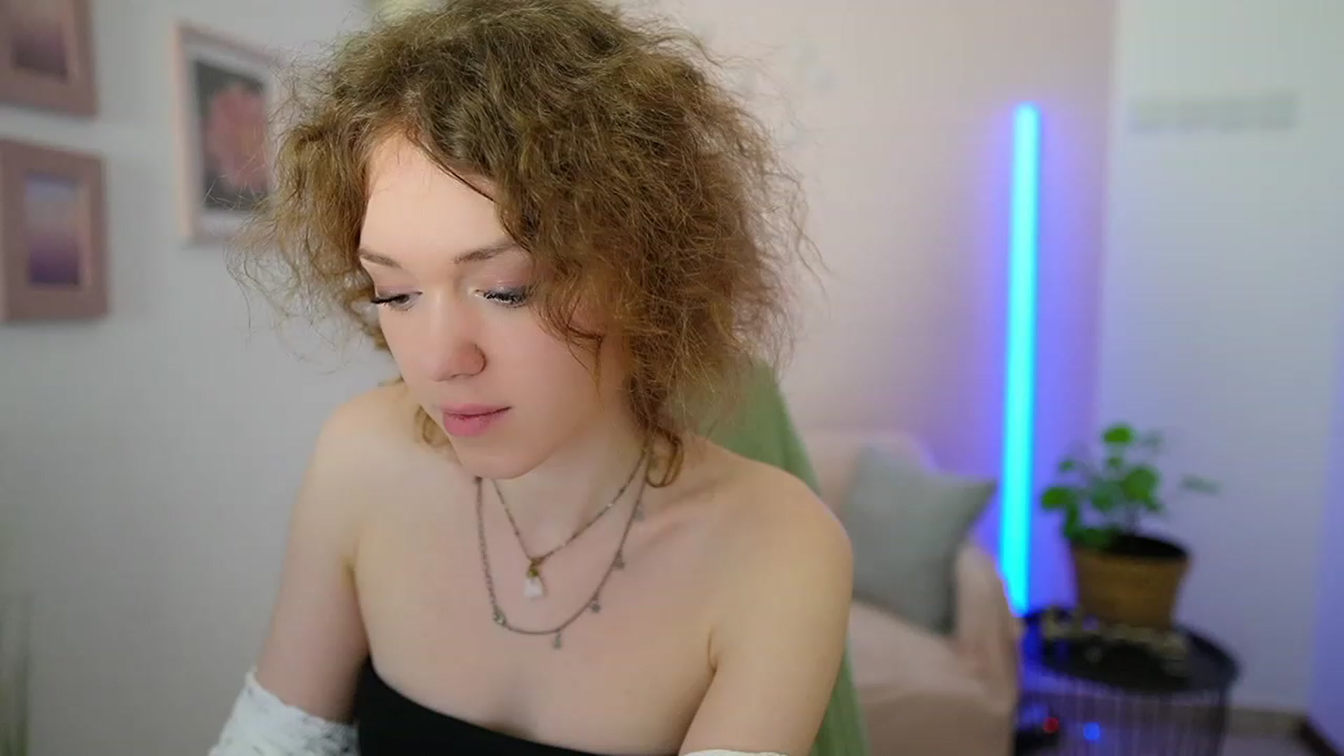 Gallery image thumbnail from Eva_grey18's myfreecams stream on, 03/11/2024, 23:05 image 19 of 20