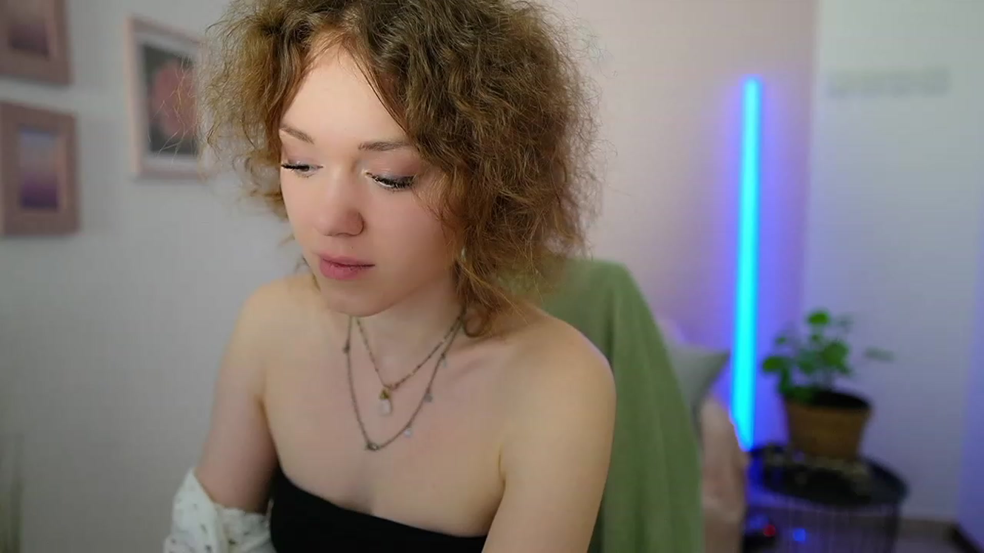 Gallery image thumbnail from Eva_grey18's myfreecams stream on, 03/11/2024, 23:05 image 12 of 20