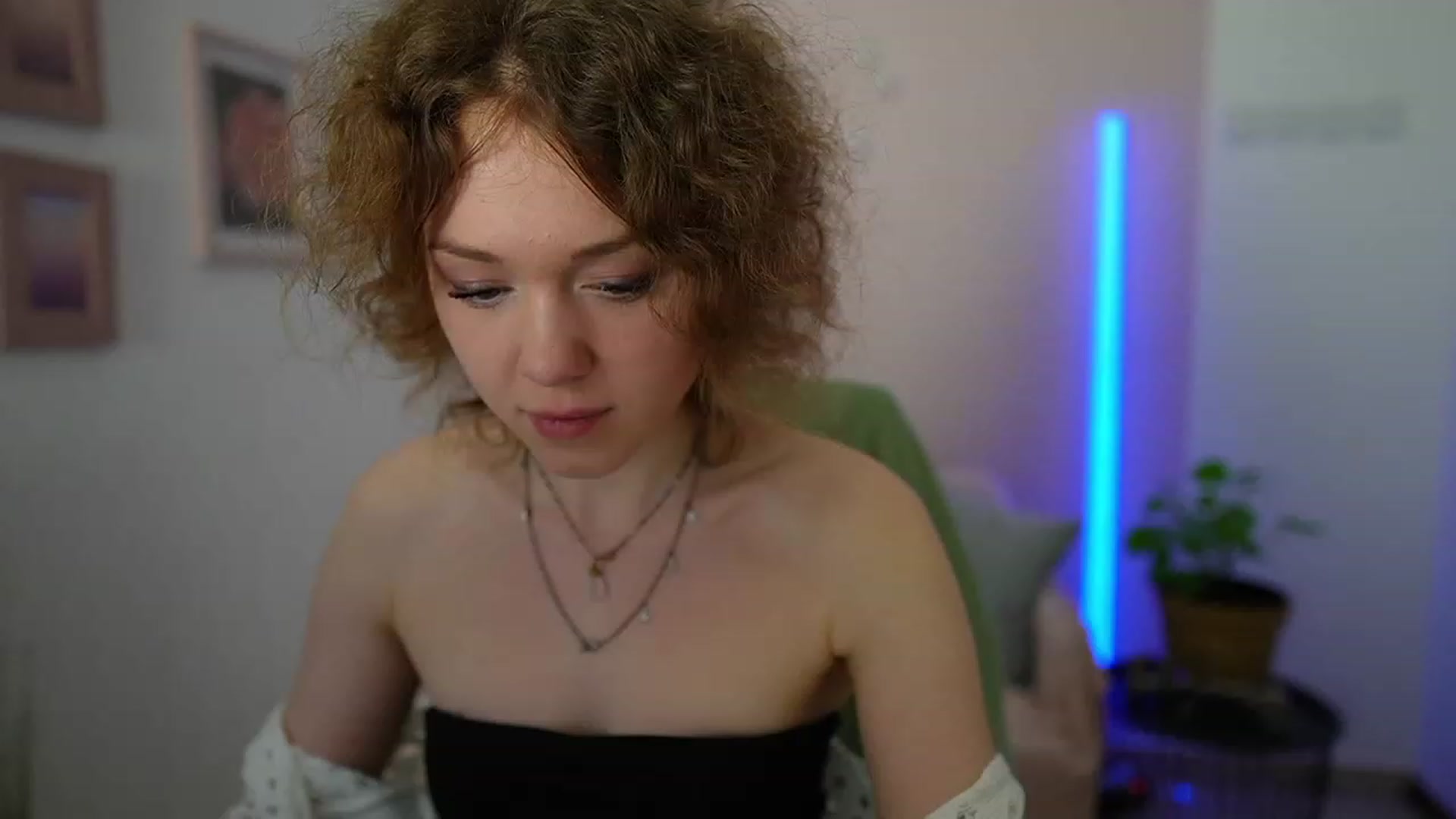 Gallery image thumbnail from Eva_grey18's myfreecams stream on, 03/11/2024, 23:05 image 11 of 20