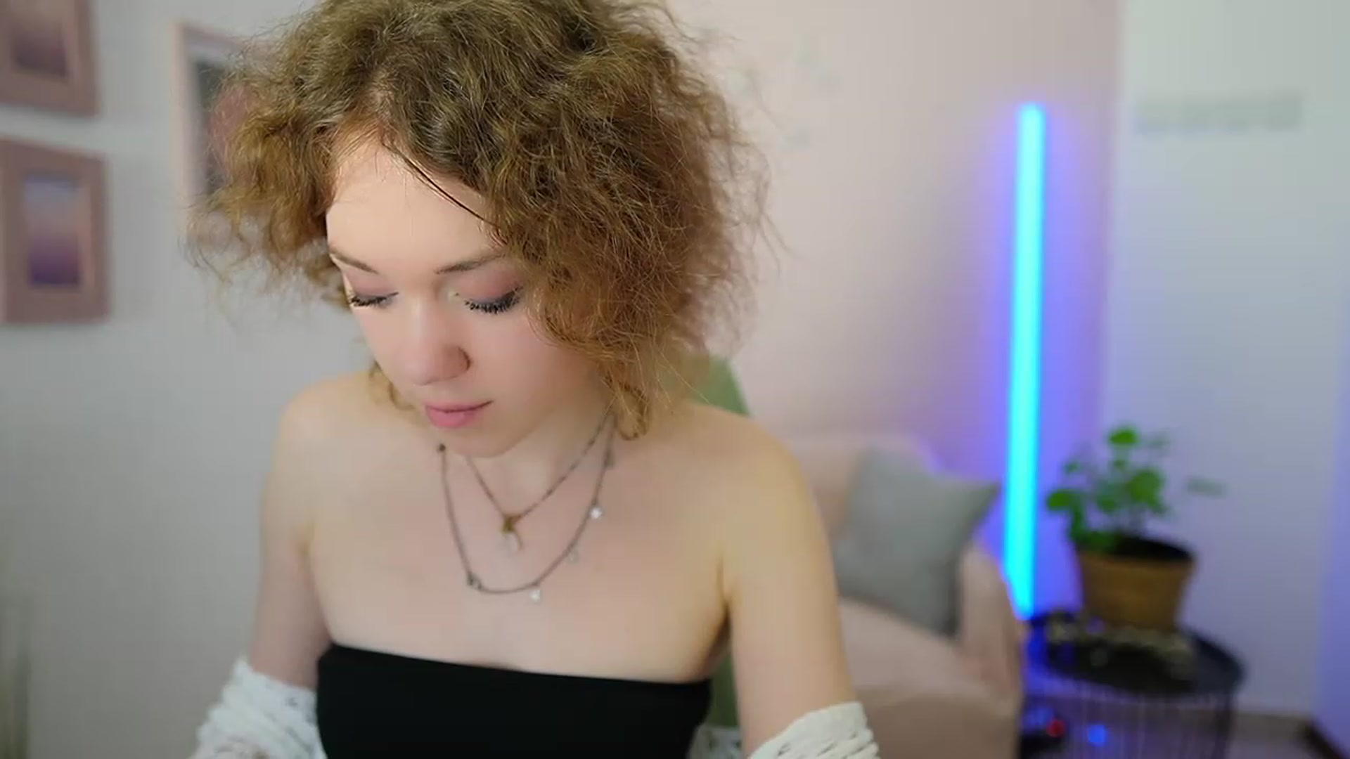 Gallery image thumbnail from Eva_grey18's myfreecams stream on, 03/11/2024, 23:05 image 20 of 20