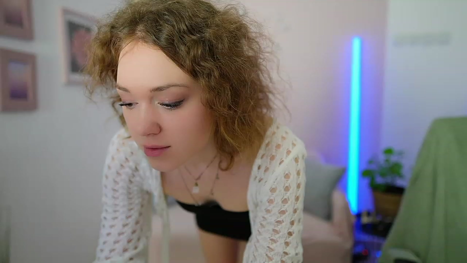 Gallery image thumbnail from Eva_grey18's myfreecams stream on, 03/11/2024, 23:05 image 15 of 20