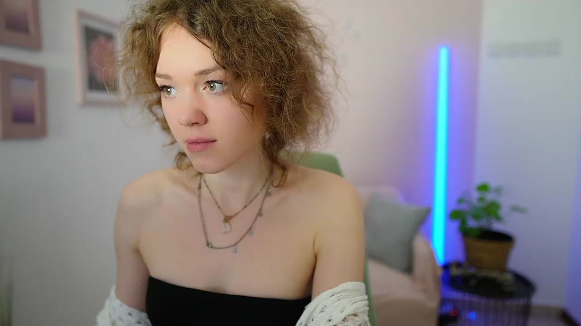 Gallery image thumbnail from Eva_grey18's myfreecams stream on, 03/11/2024, 23:05 image 18 of 20