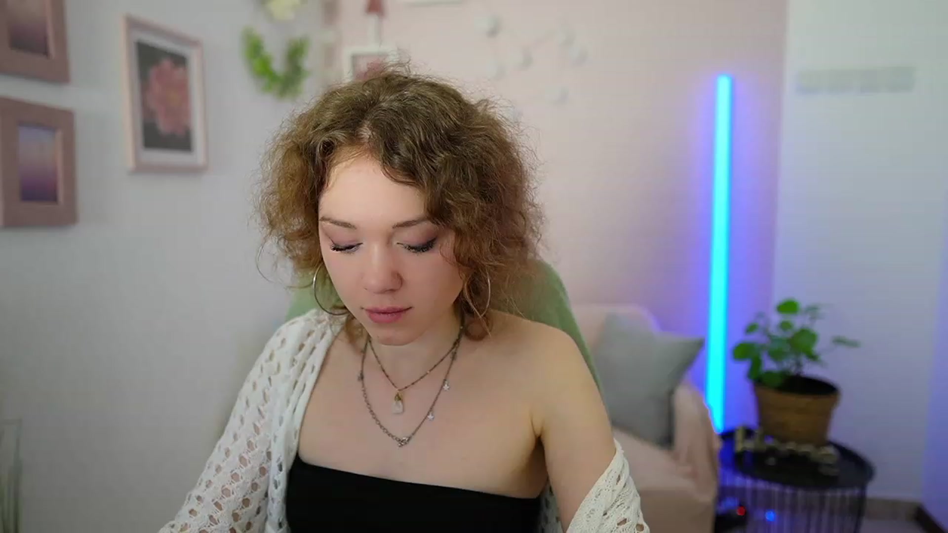 Gallery image thumbnail from Eva_grey18's myfreecams stream on, 03/11/2024, 23:05 image 2 of 20