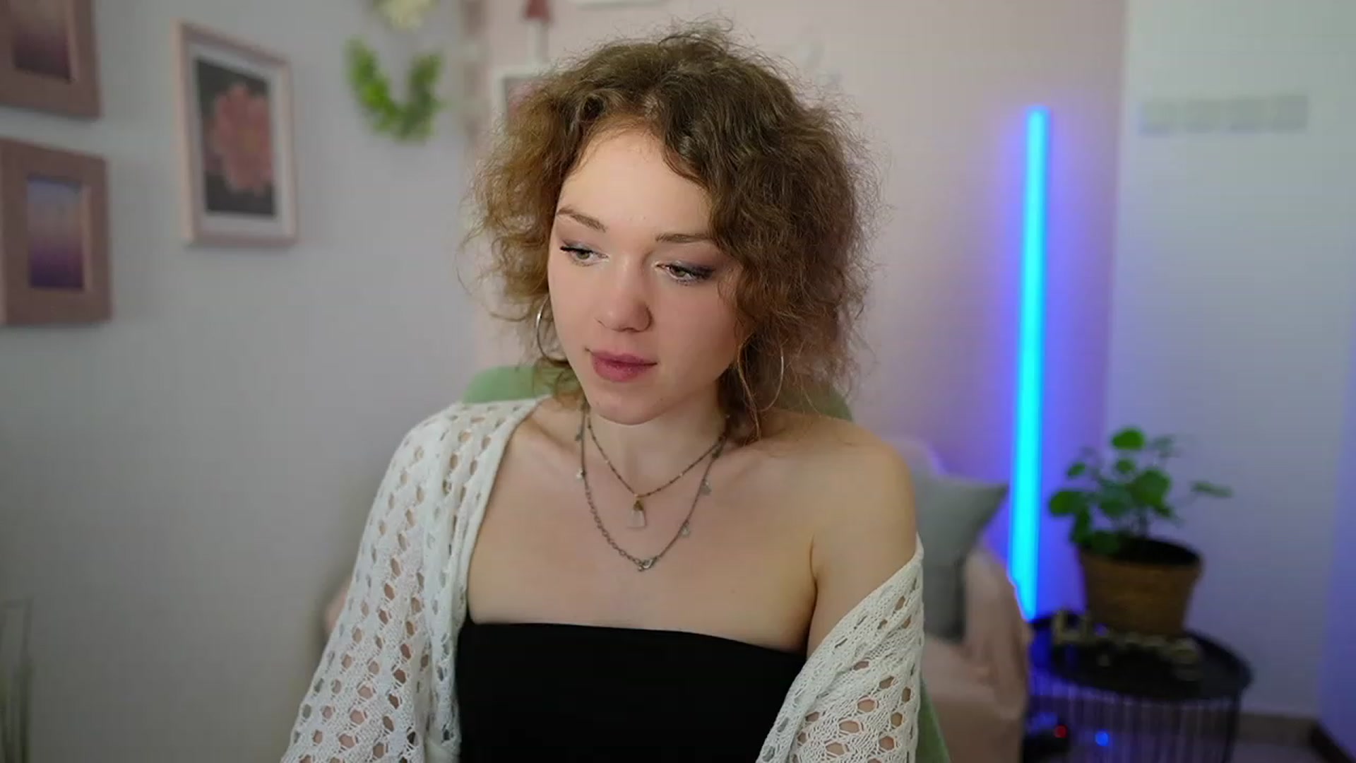 Gallery image thumbnail from Eva_grey18's myfreecams stream on, 03/11/2024, 23:05 image 1 of 20