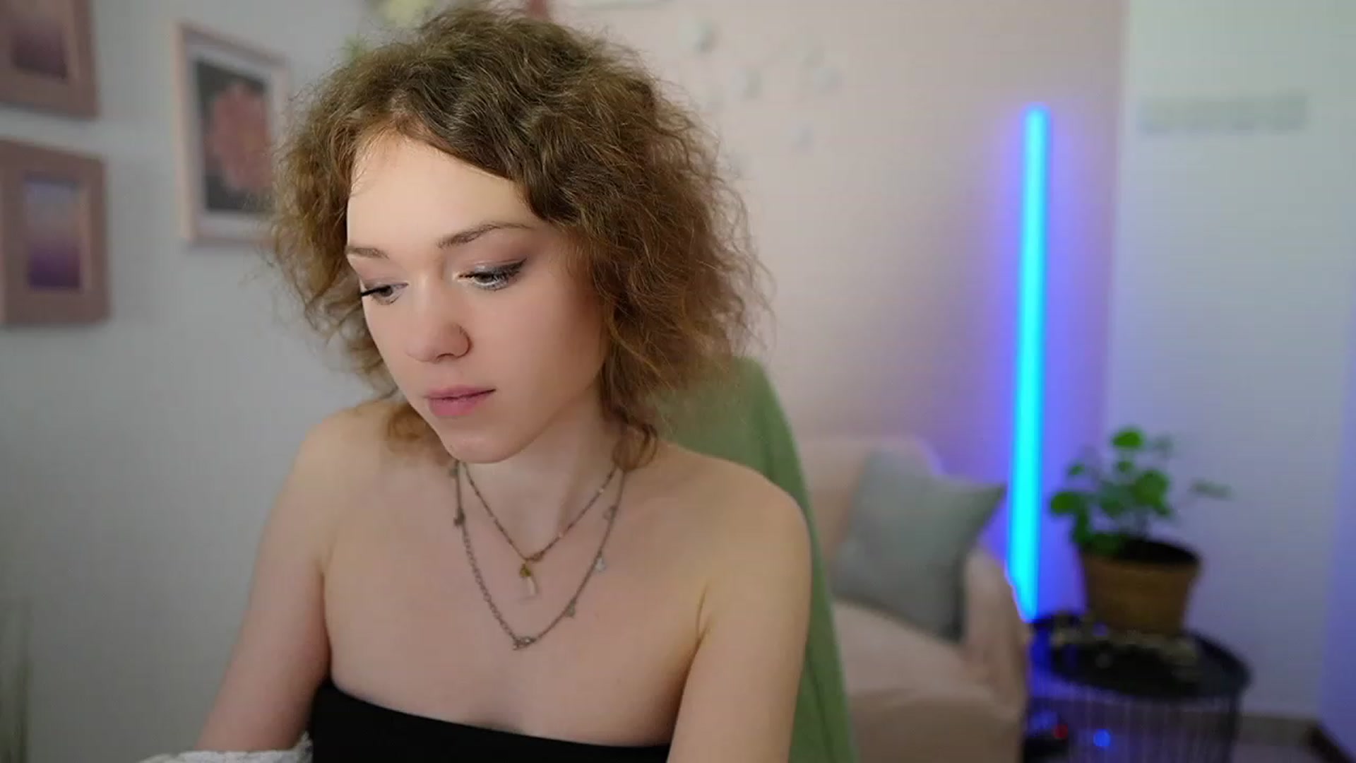 Gallery image thumbnail from Eva_grey18's myfreecams stream on, 03/11/2024, 23:49 image 1 of 20