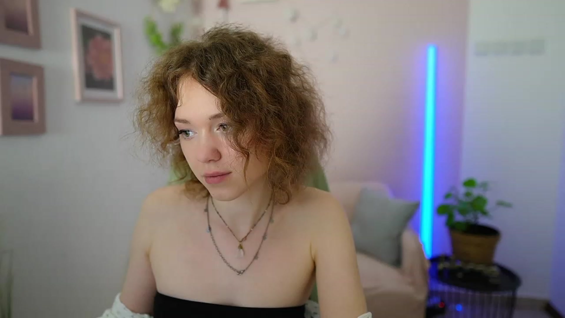 Gallery image thumbnail from Eva_grey18's myfreecams stream on, 03/11/2024, 23:49 image 15 of 20