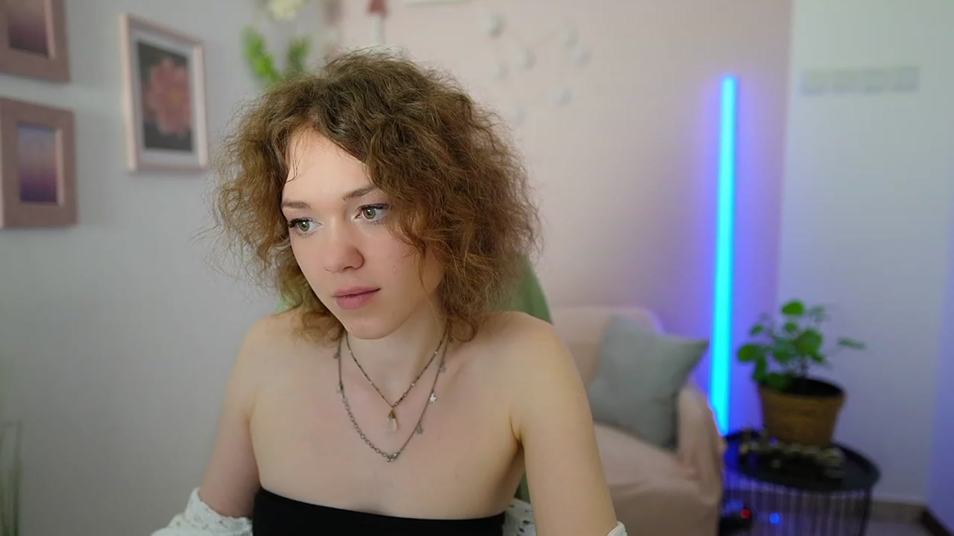 Gallery image thumbnail from Eva_grey18's myfreecams stream on, 03/11/2024, 23:49 image 17 of 20