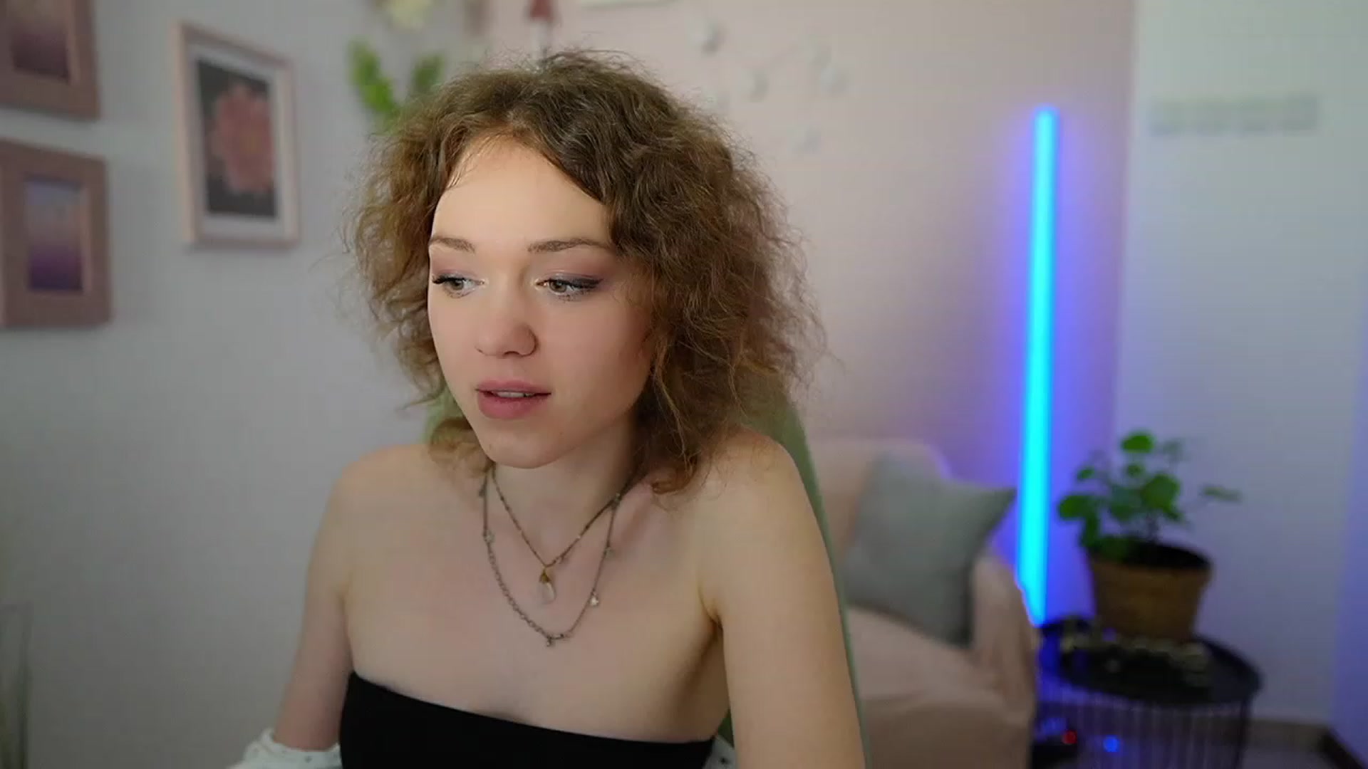 Gallery image thumbnail from Eva_grey18's myfreecams stream on, 03/11/2024, 23:49 image 3 of 20