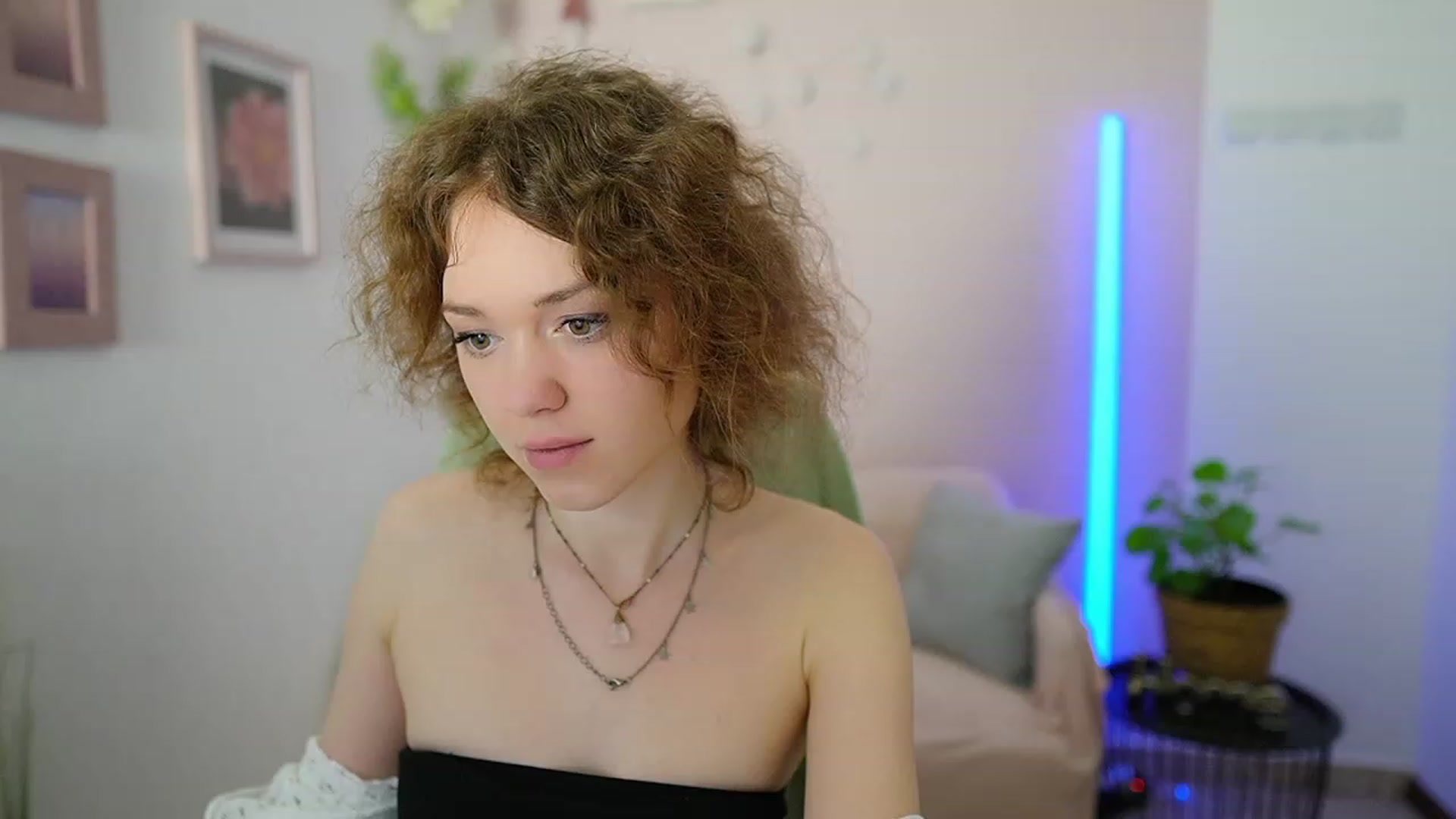 Gallery image thumbnail from Eva_grey18's myfreecams stream on, 03/11/2024, 23:49 image 13 of 20