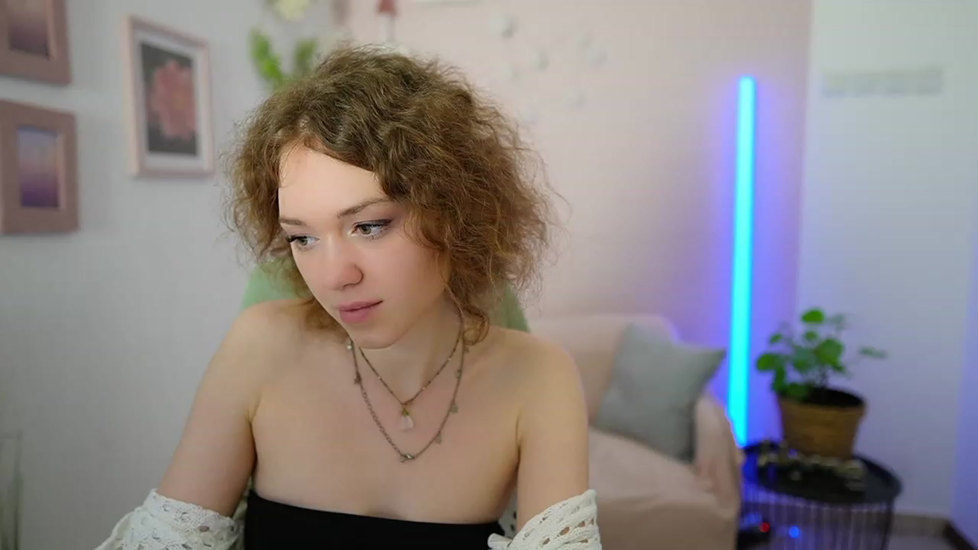Gallery image thumbnail from Eva_grey18's myfreecams stream on, 03/11/2024, 23:49 image 8 of 20