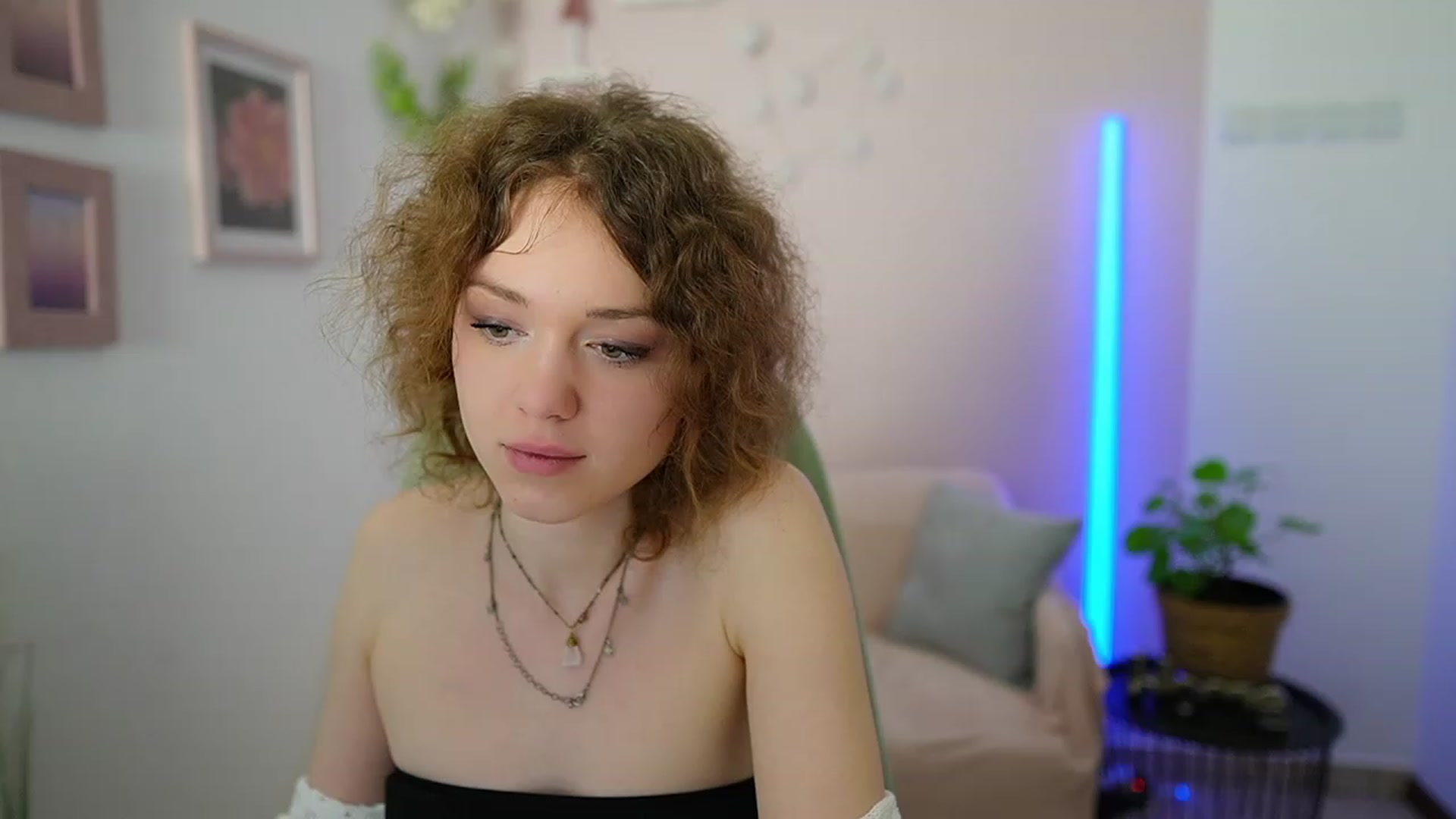 Gallery image thumbnail from Eva_grey18's myfreecams stream on, 03/11/2024, 23:49 image 19 of 20