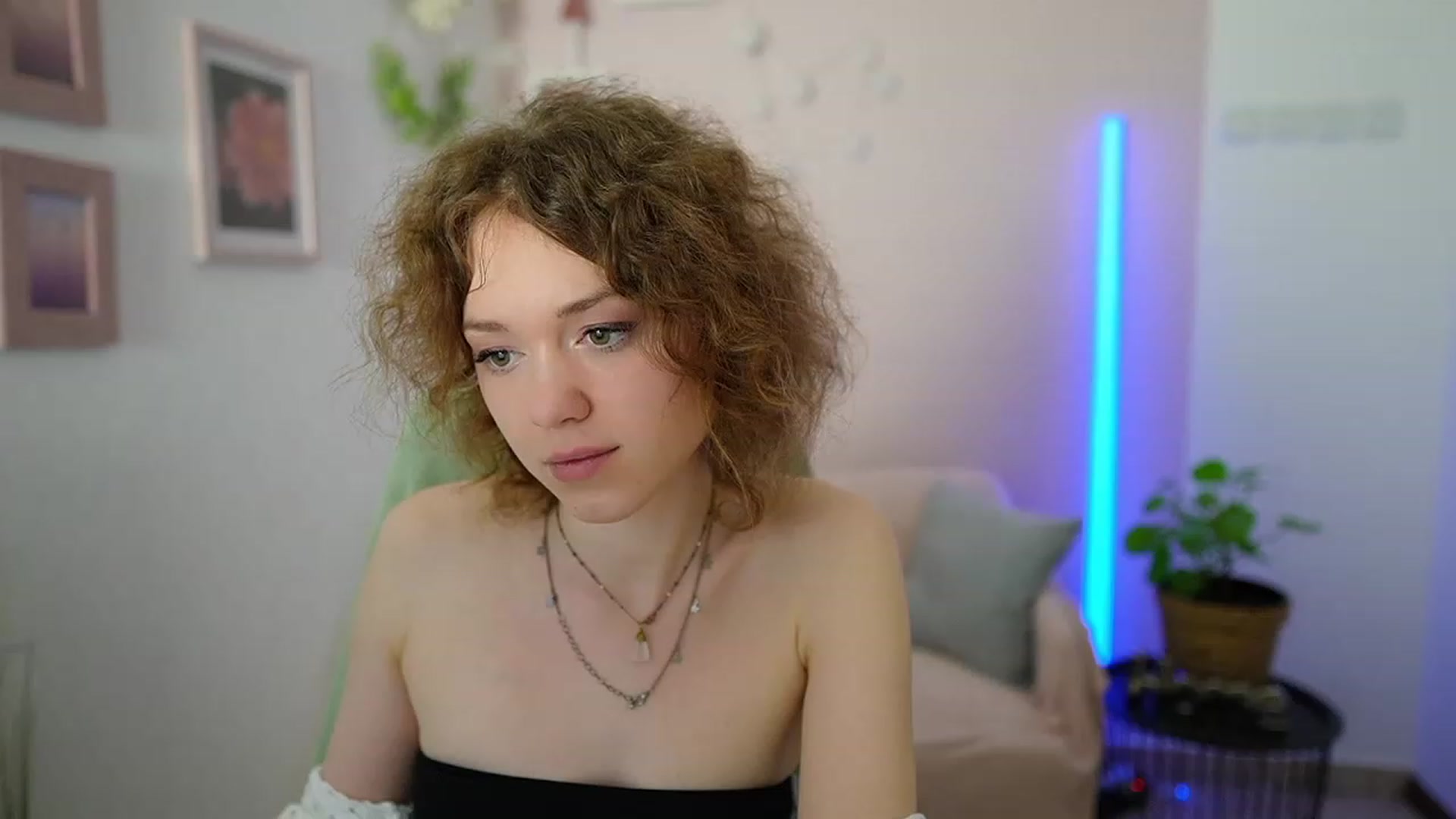 Gallery image thumbnail from Eva_grey18's myfreecams stream on, 03/11/2024, 23:49 image 20 of 20