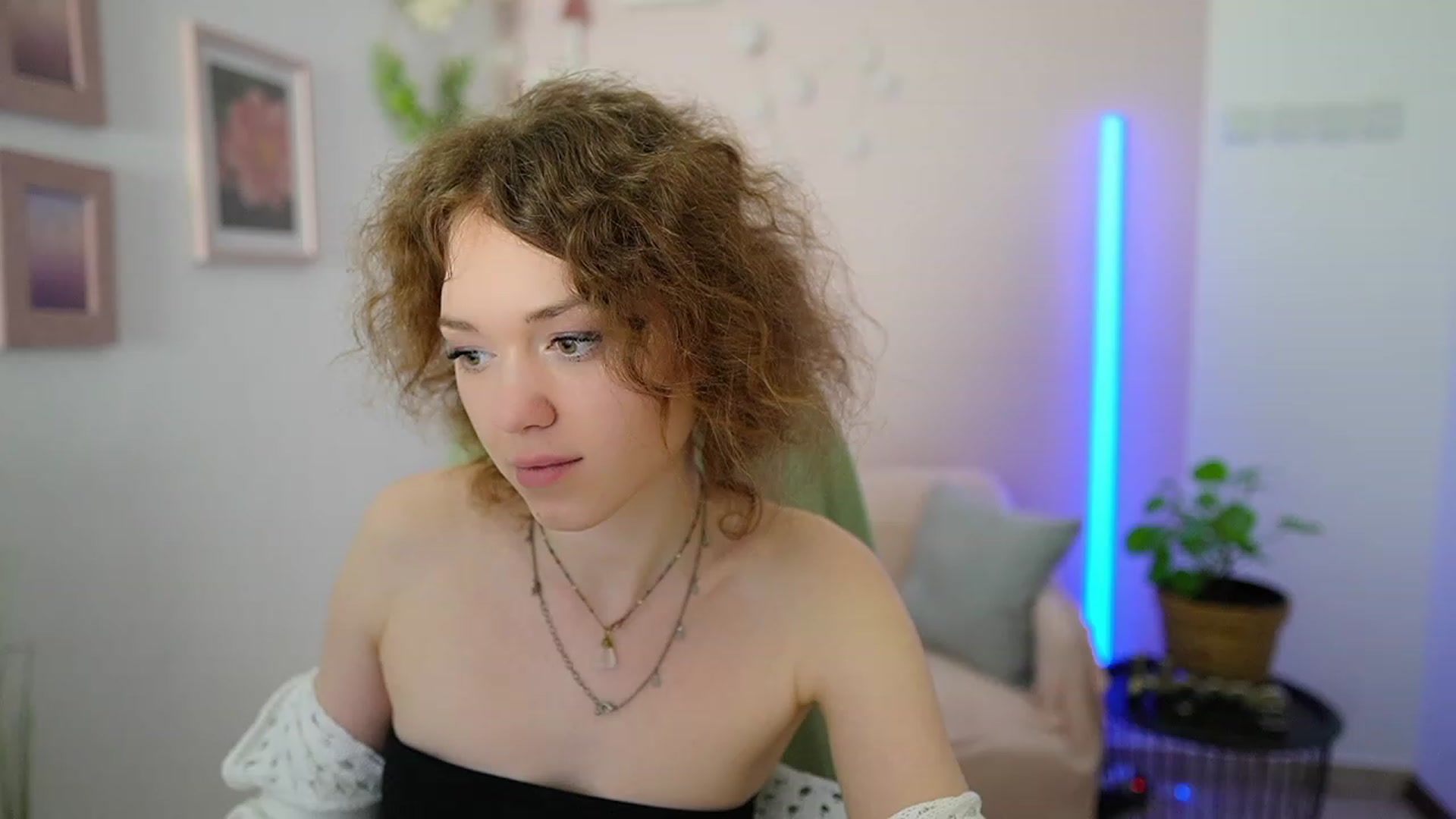 Gallery image thumbnail from Eva_grey18's myfreecams stream on, 03/11/2024, 23:49 image 9 of 20