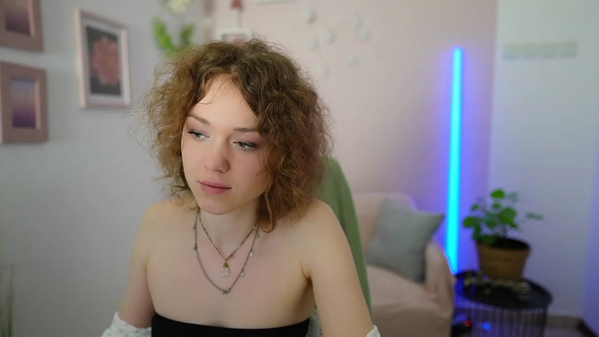 Gallery image thumbnail from Eva_grey18's myfreecams stream on, 03/11/2024, 23:49 image 16 of 20