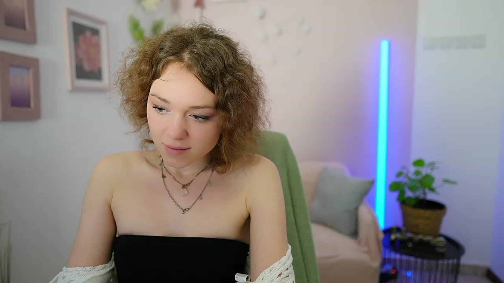 Gallery image thumbnail from Eva_grey18's myfreecams stream on, 03/11/2024, 23:49 image 5 of 20