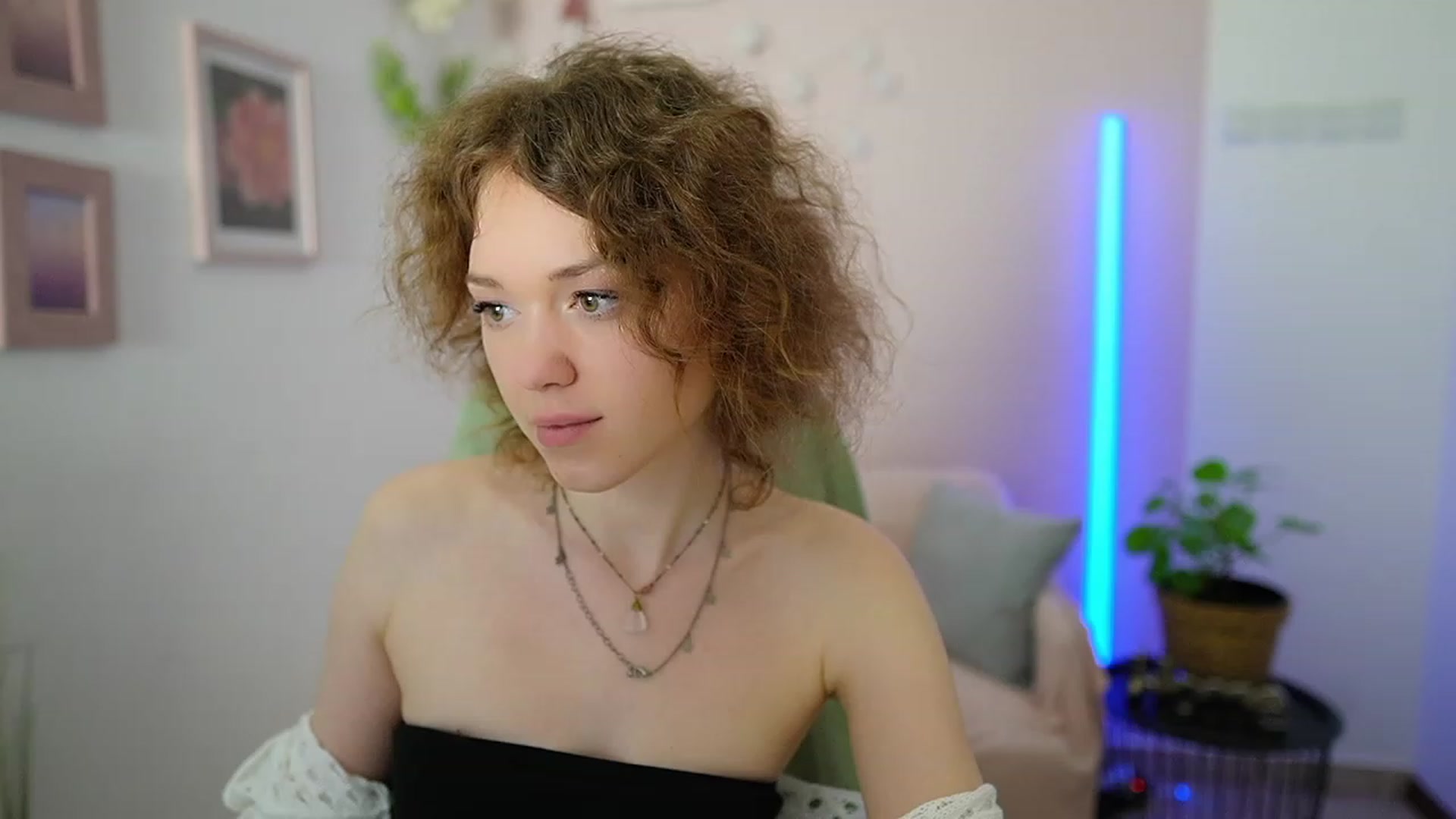 Gallery image thumbnail from Eva_grey18's myfreecams stream on, 03/11/2024, 23:49 image 11 of 20