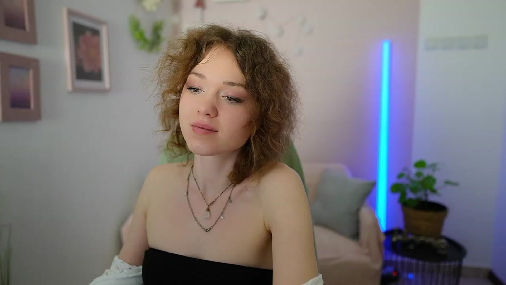 Gallery image thumbnail from Eva_grey18's myfreecams stream on, 03/11/2024, 23:49 image 18 of 20