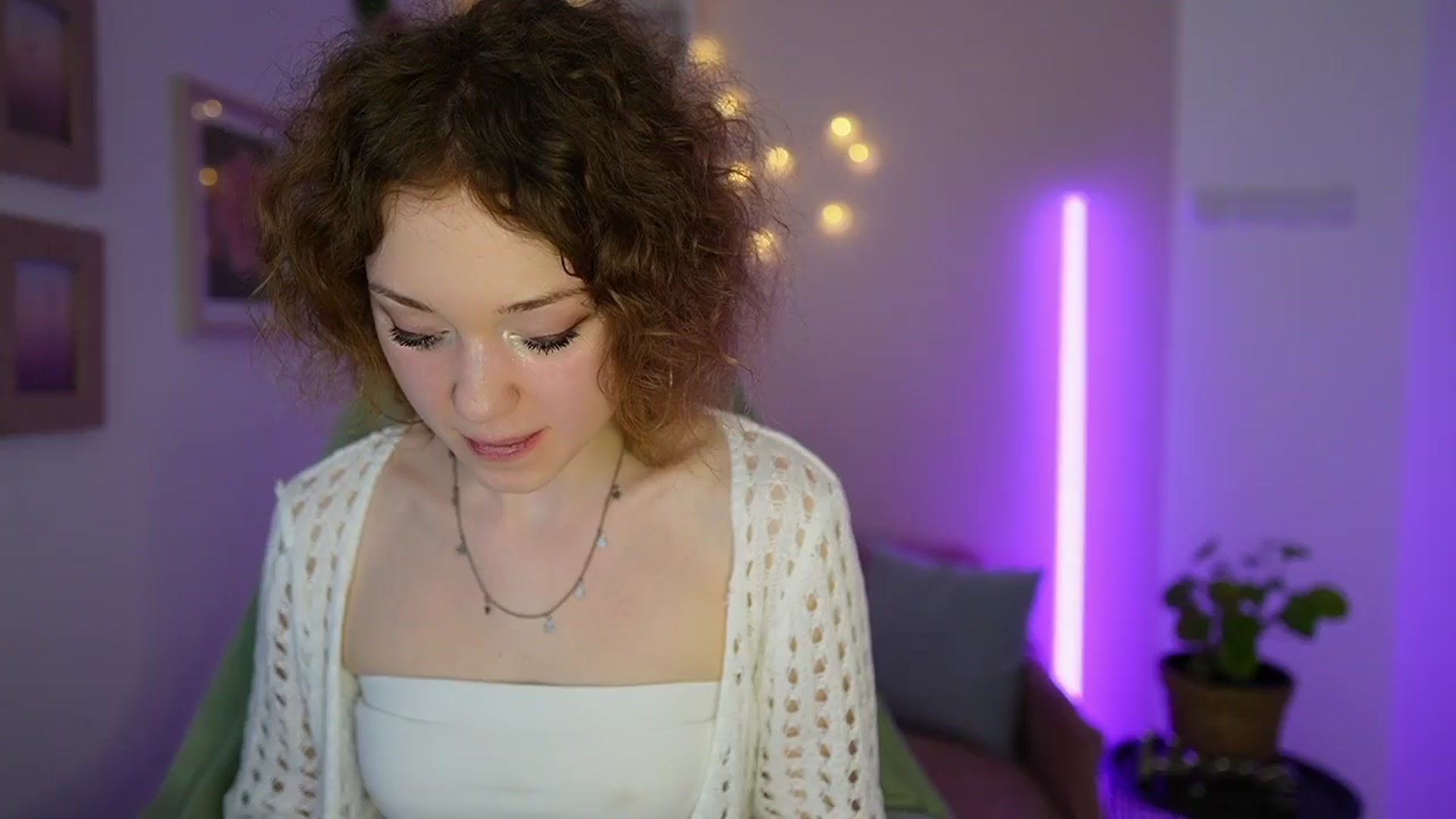 Gallery image thumbnail from Eva_grey18's myfreecams stream on, 03/22/2024, 20:30 image 11 of 20