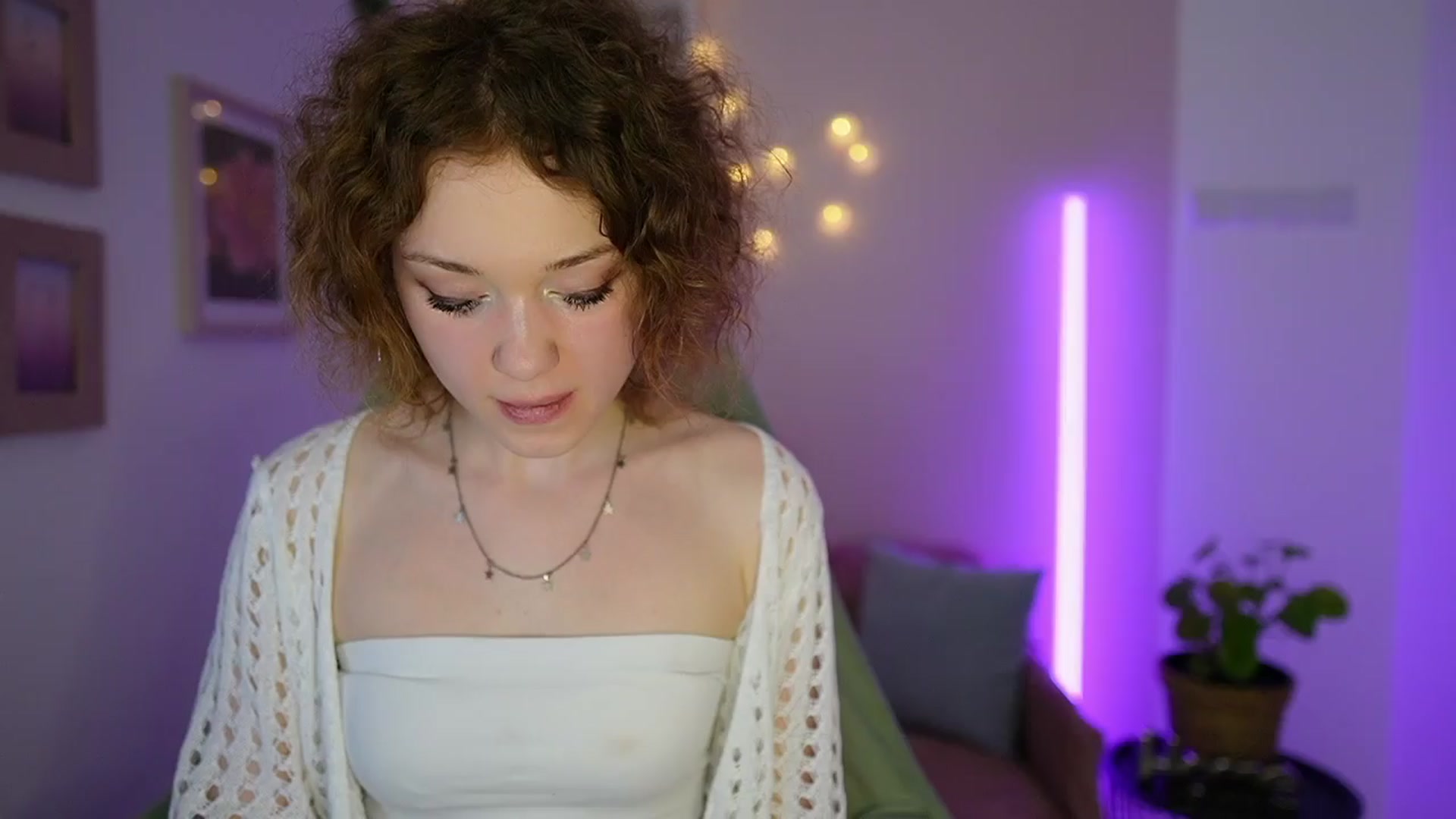 Gallery image thumbnail from Eva_grey18's myfreecams stream on, 03/22/2024, 20:30 image 9 of 20