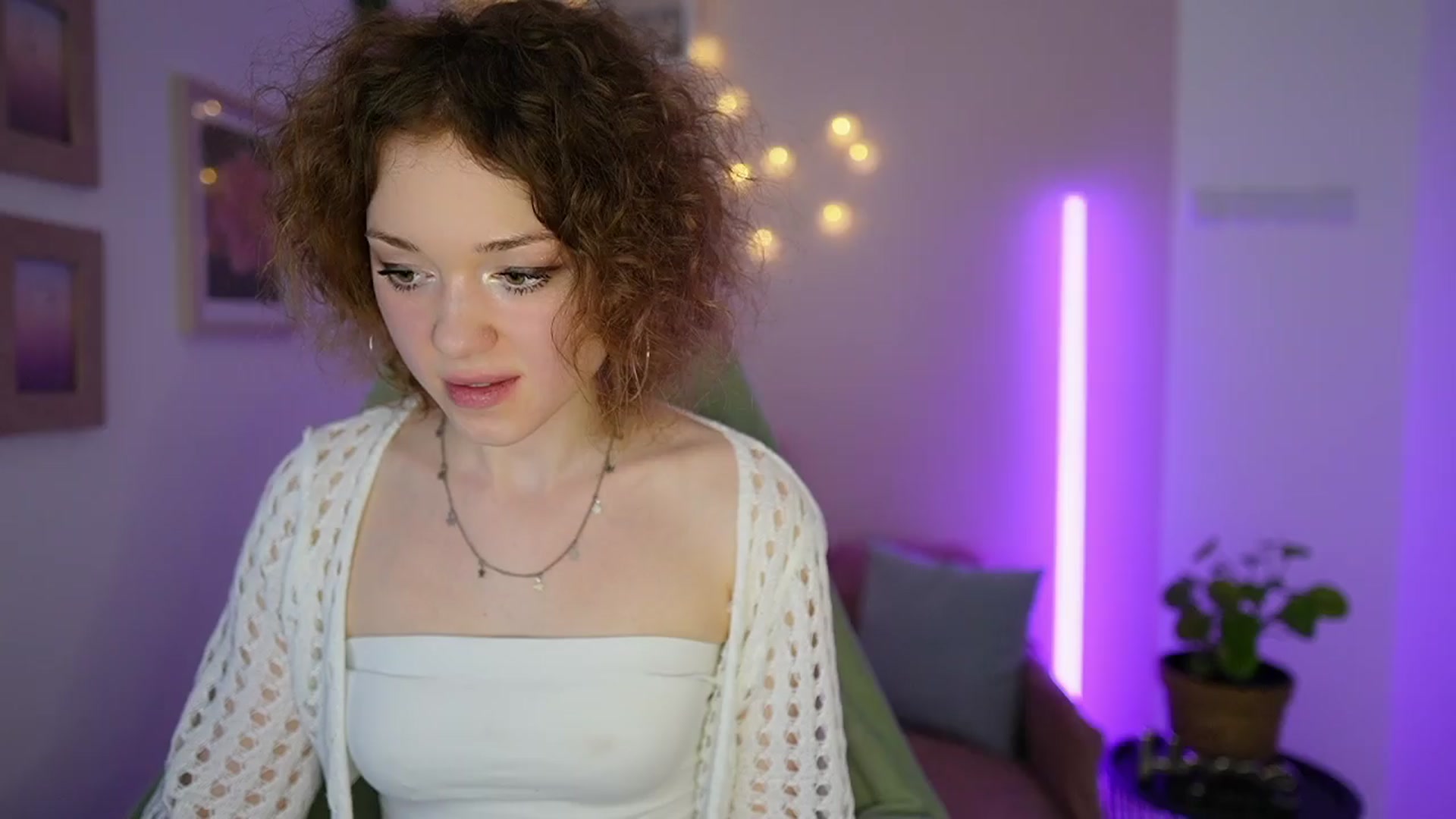 Gallery image thumbnail from Eva_grey18's myfreecams stream on, 03/22/2024, 20:30 image 6 of 20