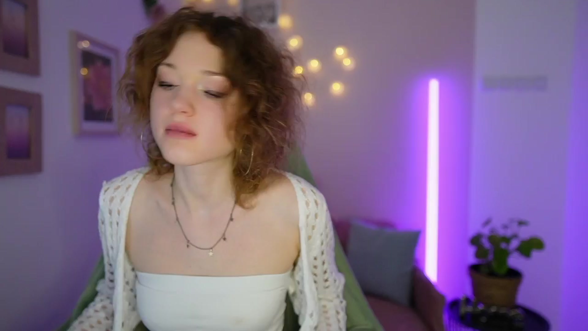 Gallery image thumbnail from Eva_grey18's myfreecams stream on, 03/22/2024, 20:30 image 8 of 20