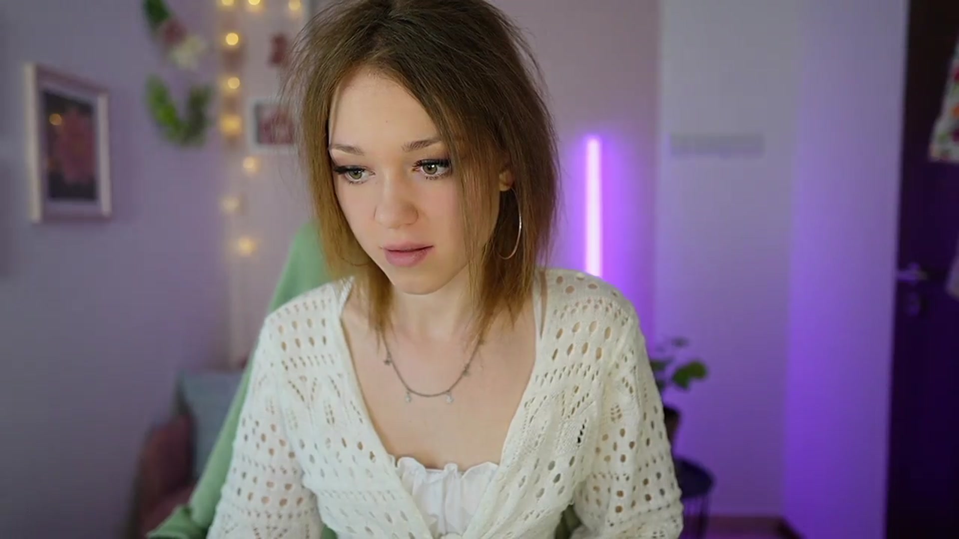 Gallery image thumbnail from Eva_grey18's myfreecams stream on, 03/26/2024, 21:21 image 12 of 20