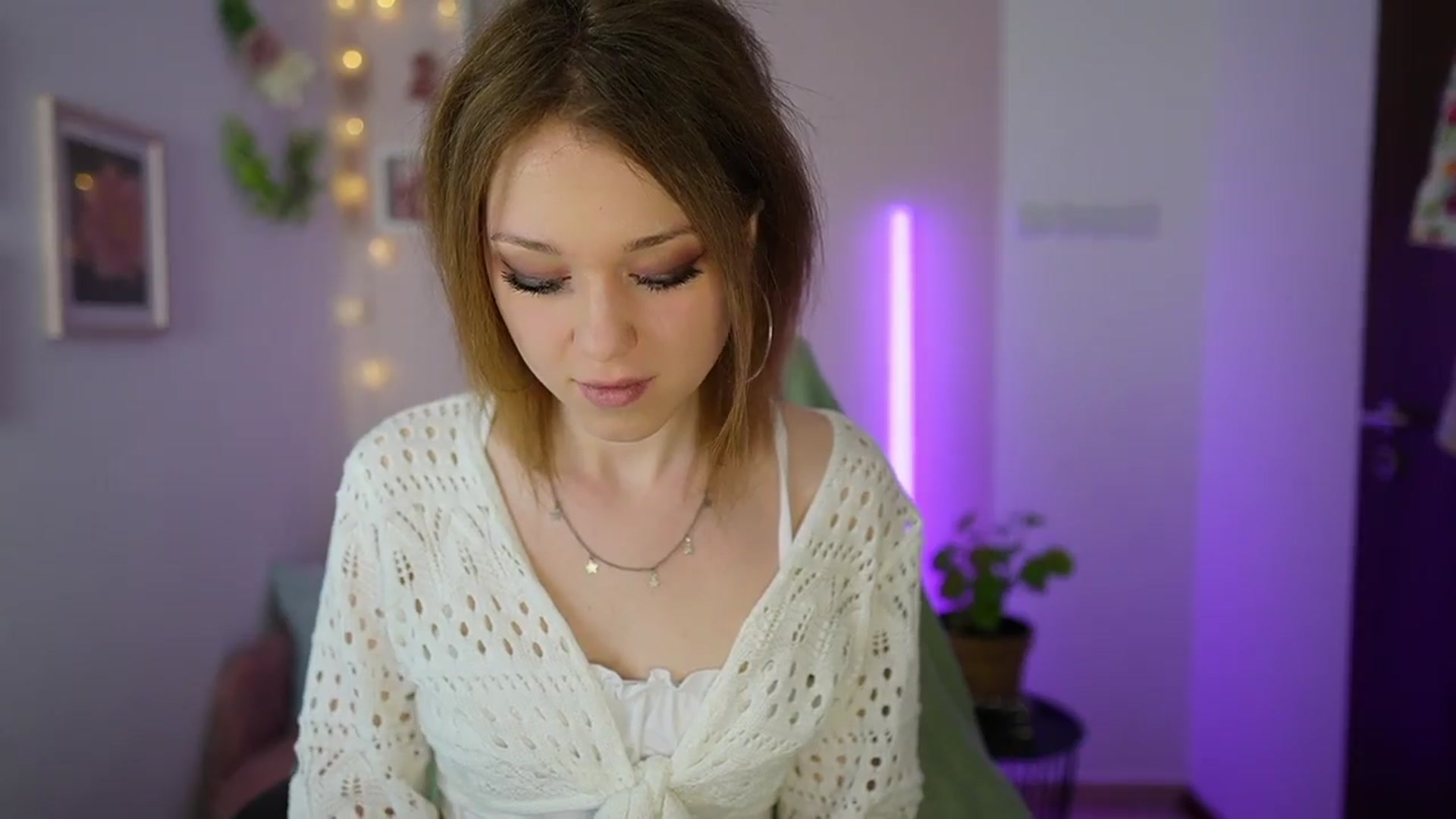 Gallery image thumbnail from Eva_grey18's myfreecams stream on, 03/26/2024, 21:21 image 8 of 20