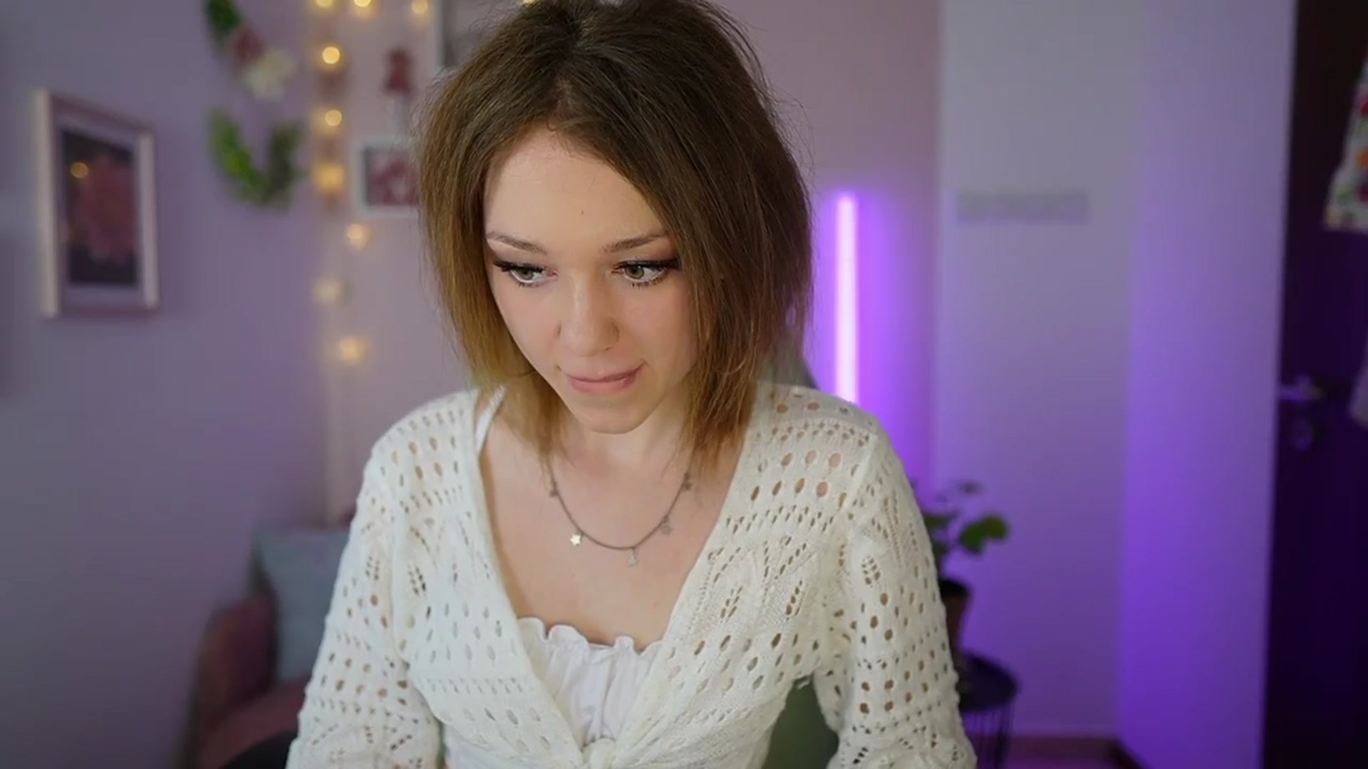 Gallery image thumbnail from Eva_grey18's myfreecams stream on, 03/26/2024, 21:21 image 17 of 20