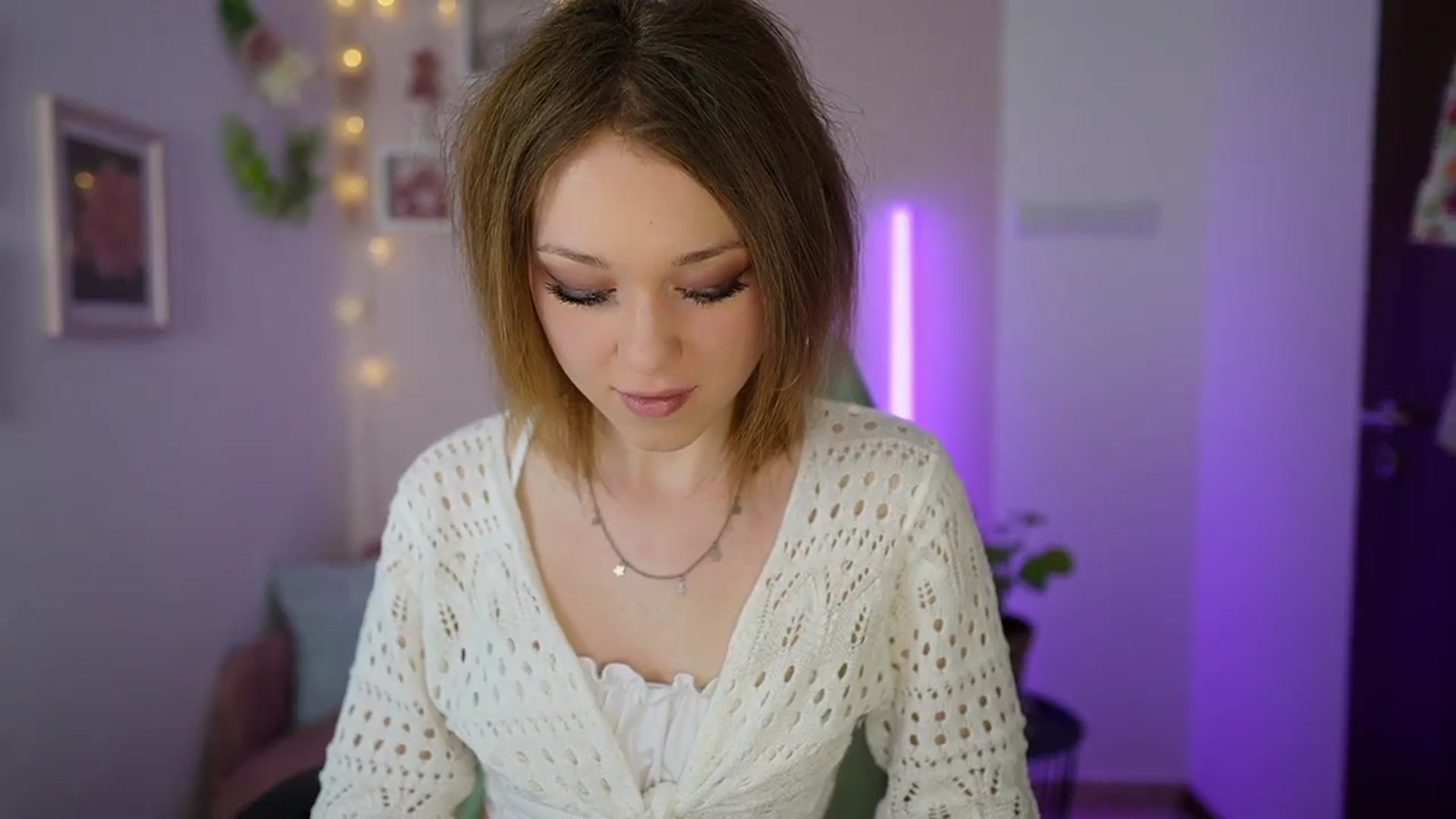 Gallery image thumbnail from Eva_grey18's myfreecams stream on, 03/26/2024, 21:21 image 18 of 20