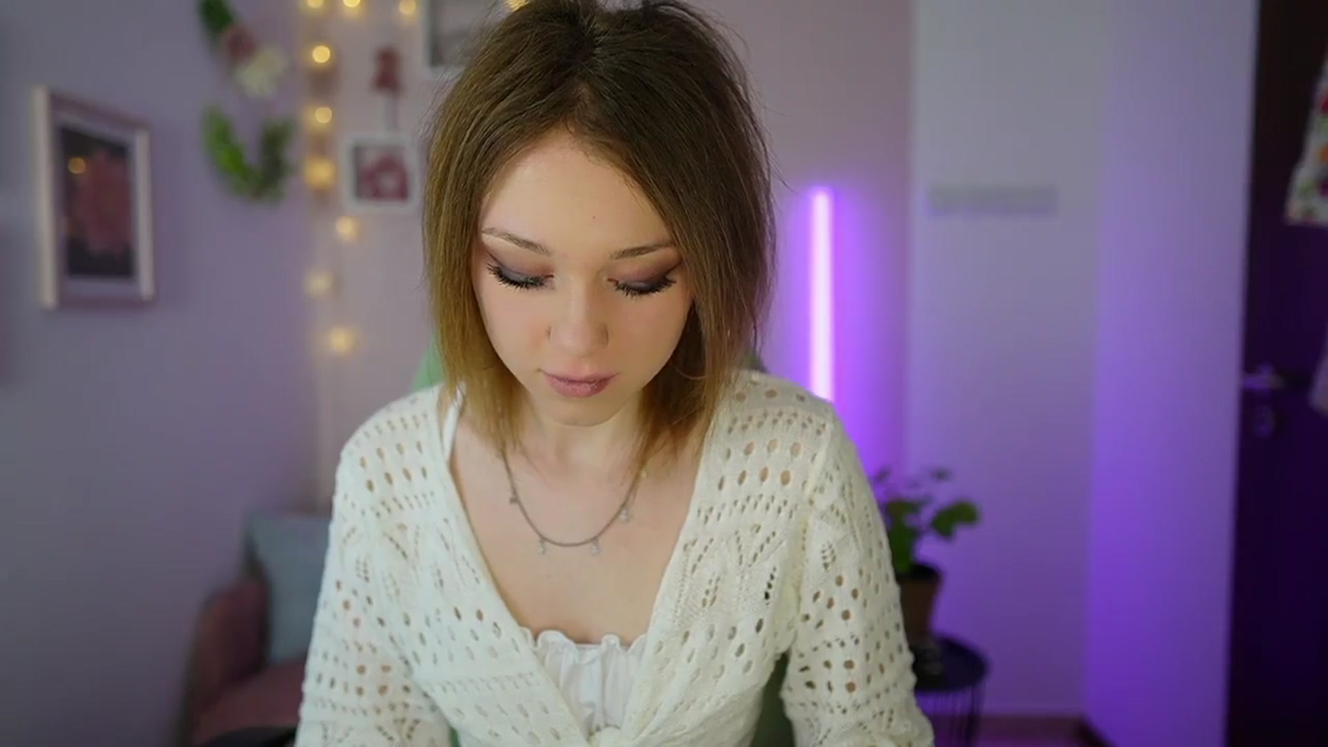Gallery image thumbnail from Eva_grey18's myfreecams stream on, 03/26/2024, 21:21 image 15 of 20