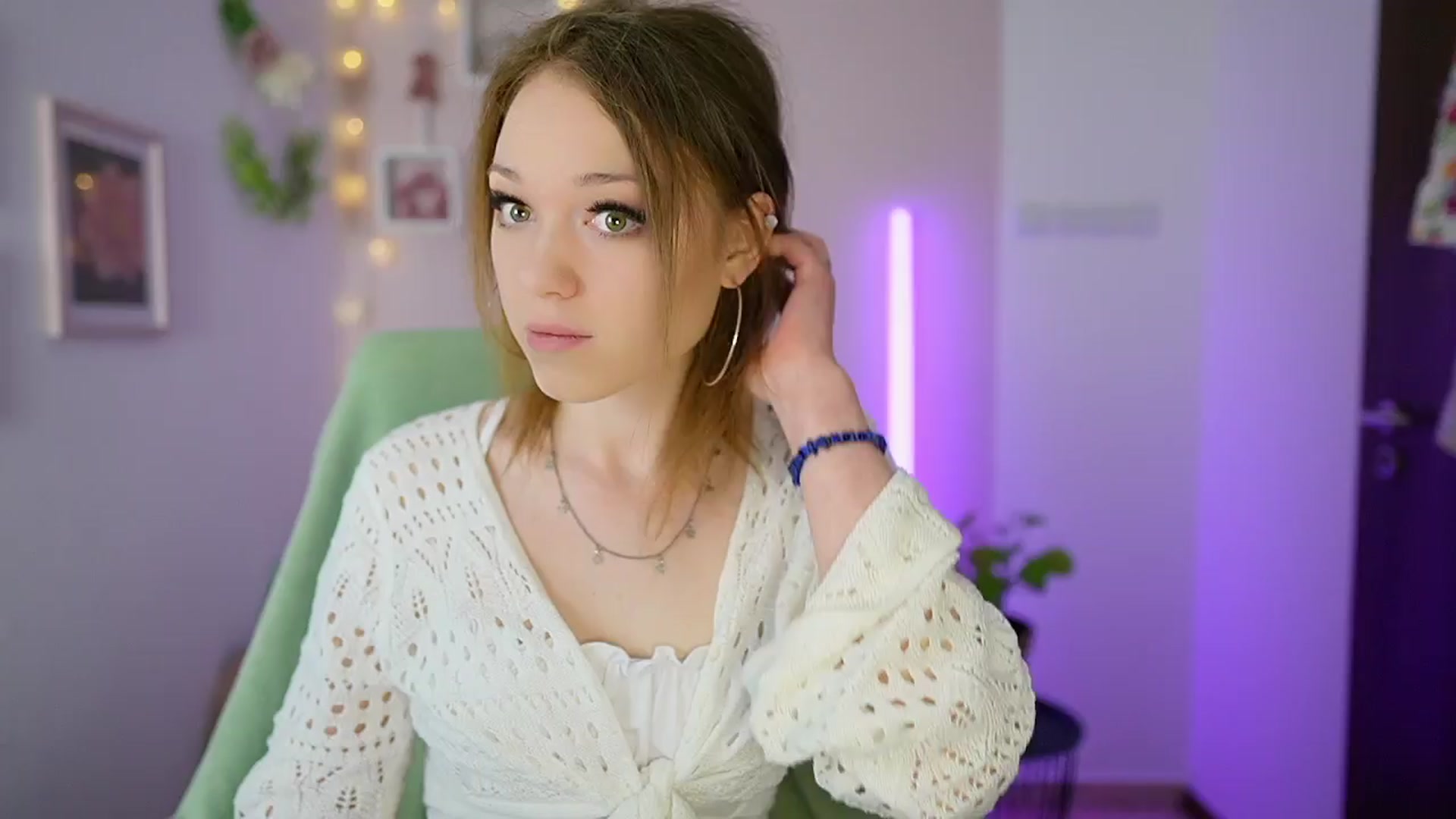 Gallery image thumbnail from Eva_grey18's myfreecams stream on, 03/26/2024, 21:21 image 1 of 20