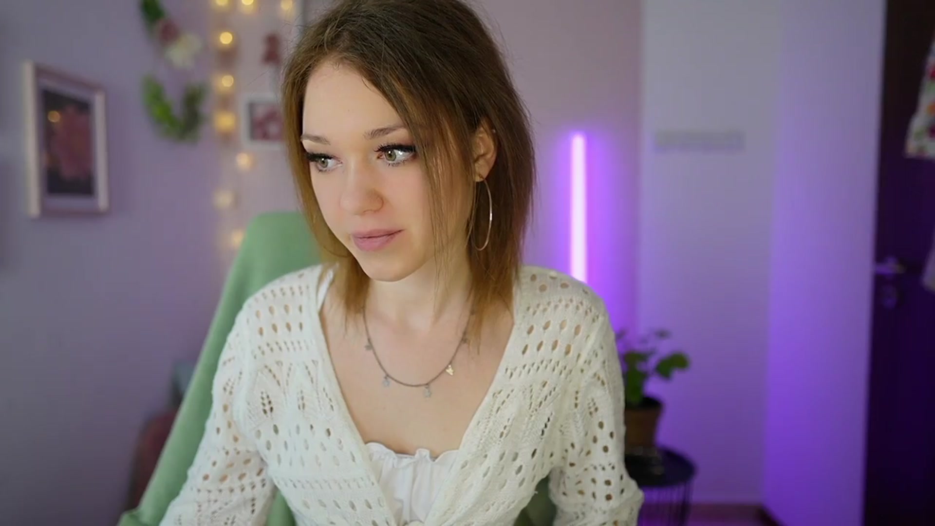 Gallery image thumbnail from Eva_grey18's myfreecams stream on, 03/26/2024, 21:21 image 4 of 20