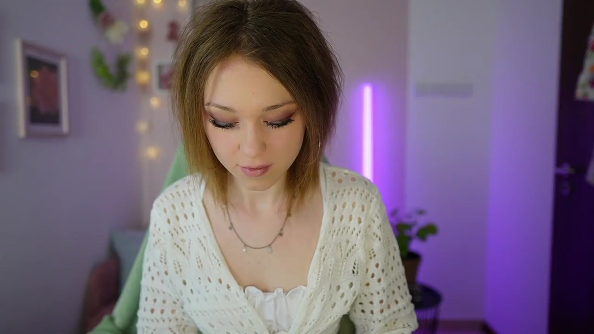 Gallery image thumbnail from Eva_grey18's myfreecams stream on, 03/26/2024, 21:21 image 13 of 20