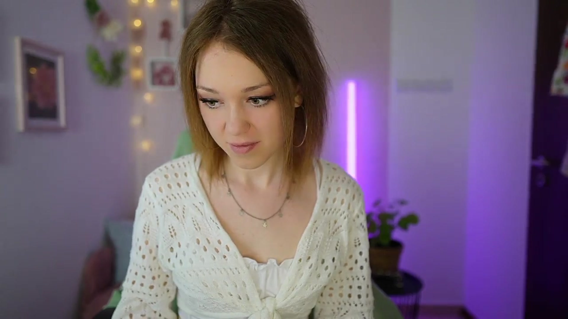 Gallery image thumbnail from Eva_grey18's myfreecams stream on, 03/26/2024, 21:21 image 10 of 20